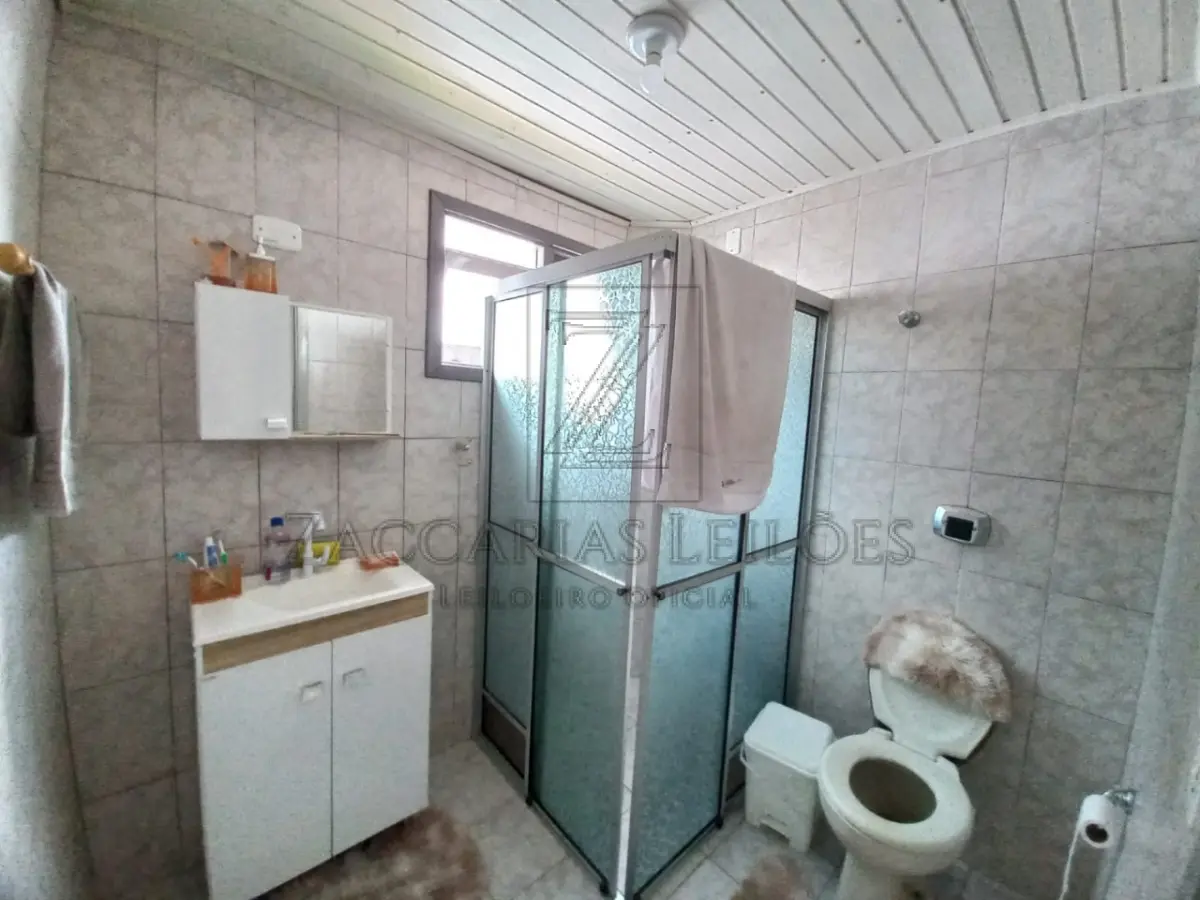 LOTE 001 - Um Apartamento nº 102, do Edifício Residencial Peretti, nº 565, localizado no térreo ou segundo  pavimento, de fundos de quem olha o edificio pela Rua Conselheiro Zottis, com area real privativa de  86,6242m², área real de uso comun de 14,2803m², perfazendo a area real total de 100,9045m²,  correspondendo-lhe nas partes comuns do edificio, indivisiveis e inalienaveis, inclusive no terreno onde o  mesmo se acha edificado, a fração ideal de 0,085390, composto de sala, cozinha, area de serviço,  circulação, dois dormitorios, banheiro social e duas sacadas. O priedio foi edificado no ano de 2006, sobre  o terreno constituido do lote numero 10 da quadra B, do Loteamento Dona Nilda, nesta cidade com a área  de 479,75m², medindo 19,00m de frente ao leste, à Rua Vereador Carlos Prescendo, e 25,24m ao norte, de  frente a Rua Conselheiro Zottis, com quem forma esquina. Matrícula 17.714 do R. I. de Nova Prata RS. De  acordo com o contrato de compra e venda, o apartamento e o box 102 somam o total de 100,9045m² de  área. De modo geral, o apartamento está em bom estado de conservação, porém necessita de alguns  reparos.