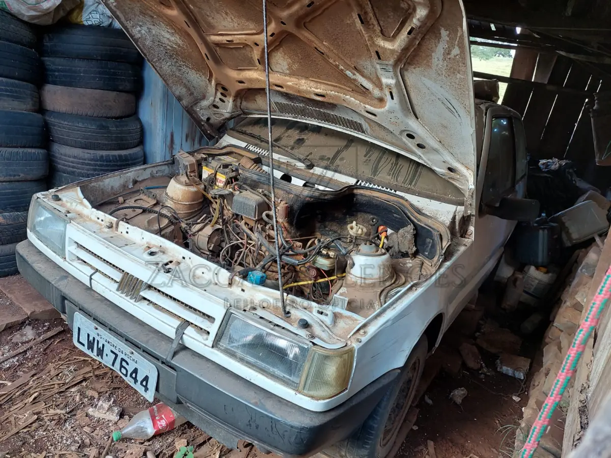 LOTE 009 - Um automóvel da marca FIAT/UNO ELETRONIC, placas LWW-7644, na cor branca,  gasolina, ano/modelo 1995/1995, RENAVAM 633344001.