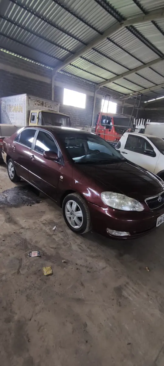 LOTE 006 - Um automóvel da marca TOYOTA/COROLA SEG 18VVT, placas AHW-0060, ano/modelo 2004/2005, na cor vermelha, à gasolina, RENAVAM 839691378.