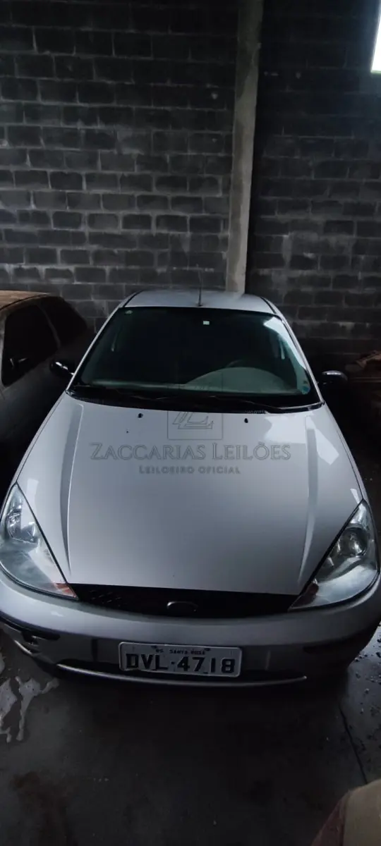 LOTE 003 - Um automóvel da marca FORD/FOCUS 1.6L HA, placas DVL-4718, ano/modelo 2006/2007, na cor  prata, RENAVAM 903306832.