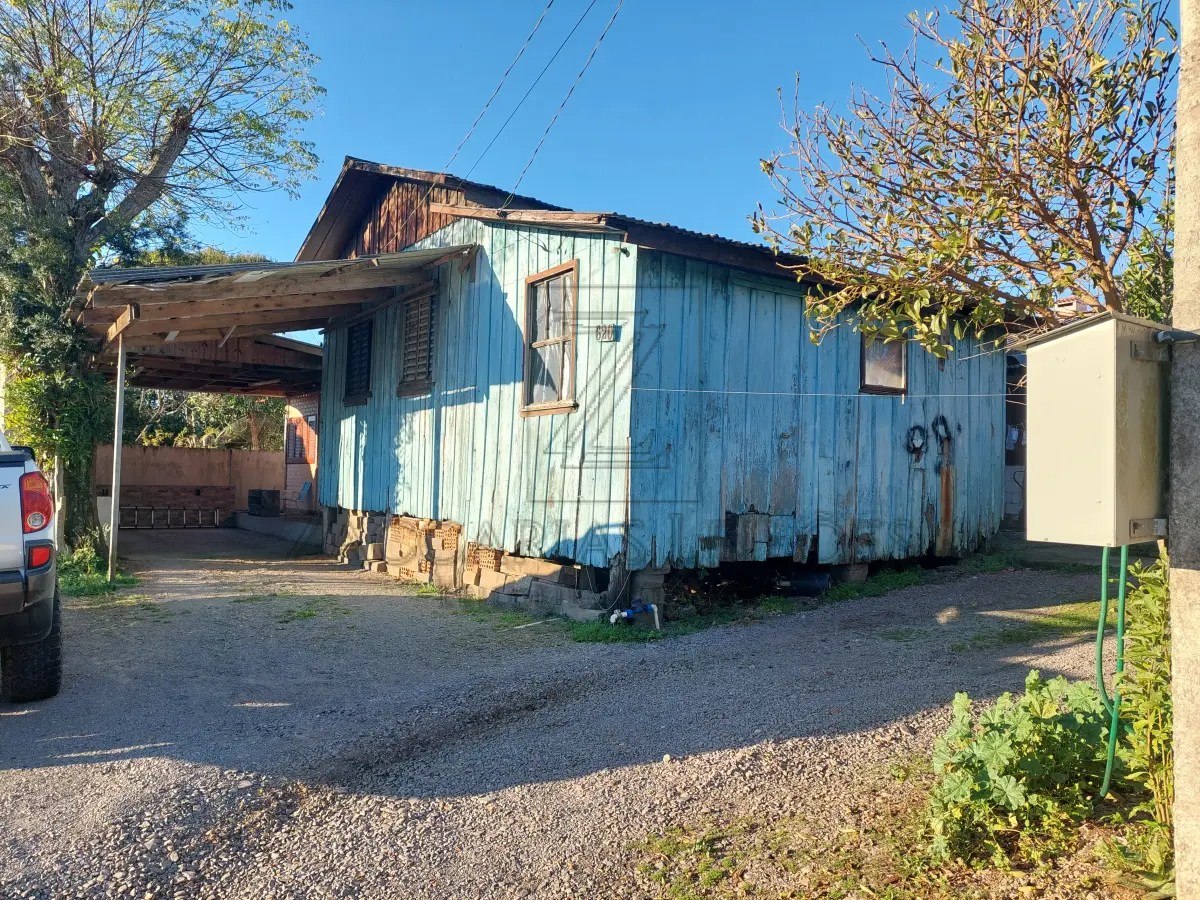 LOTE 004 - Fração ideal de 273,00  m² do imóvel objeto da matrícula nº 11.253 do RI de Nova Prata/RS de Um terreno,  constituido de parte dos lotes nº 6, 7 e 9 , das quadra letra “K”, nesta cidade, com a área de  455,00m², de situação encravada, localizado no quarteirão formado pela Av. Borges de Medeiros e  Ruas Prudente de Morais, Silvério de Araújo, Cônego Peres e Buarque de Macedo, medindo e  Confrontando: ao NORTE, na extensão de 13,00m, com lotesnº 8 e 9, sendo 7,00mcom o primeiro e  6,00m com o segundo; ao SUL, na mesma extensão, com os mesmos lotes 7 e 9; ao LESTE, na  extensão de 35,00m com os lotes 6 e 7, sendo 5,00m com o primeiro, e 30,00m com o segundo; e  ao OESTE, na mesma extensão, com o lote nº 9. A projeção da confrontação leste do imóvel, no  sentido sul-norte, por 50,00m, encontra o alinhamento da Rua Prudente de Moraes, lado ímpar, num  ponto distante 43,00m da esquina da Av. Borges de Medeiros.