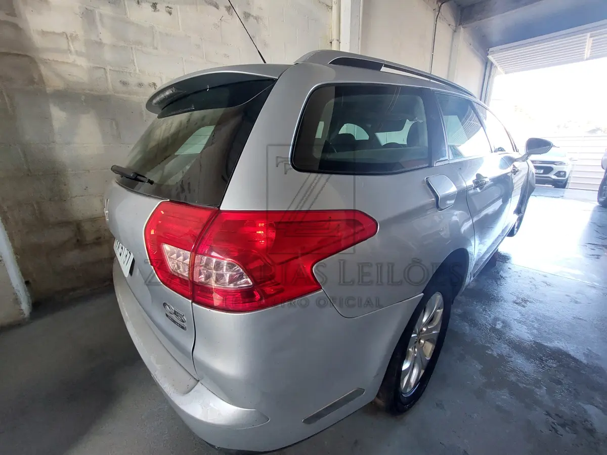 LOTE 001 - I/CITROEN C5 EX20 BK BVA, Placa: KVA5137, Fabricação/Modelo: 2008 2009, RENAVAM: 00117010782 Categoria: Particular / Espécie: Passageiro Tipo: Automóvel Carroceria: Procedência: Estrangeiro Cor: Prata Combustível: Gasolina, com chaves.