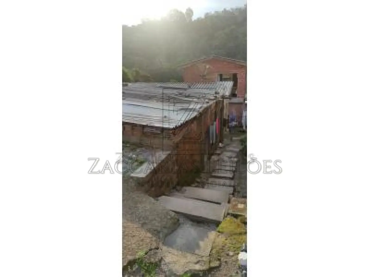 LOTE 005 - Imóvel: Lote nº 385 da quadra 21, zona 05, distrito 01, do loteamento do Núcleo Habitacional  Promorar “Vila Segundinha”, nesta cidade, com 190,00m² de área, fazendo frente, a sudeste, em 7,02  m, com a Rua Capitão Pelegrino Guzzo; a sudoeste, em 26,86m, com o lote 392, nos fundos, a noroeste,  em 7,01m, com o lote 42; a nordeste, em 27,43m, com o lote 378; situado na quadra formada pelas ruas  UM, Capitão Pelegrino Guzzo e passagem. Foi construído neste imóvel – o lote nº 25 da quadra “B”, uma  unidade habitacional de 3,00 metros x 5,625 metros, perfazendo 16,8750m² de área construída, que leva o  nº 754 da Rua Capitão Pelegrino Guzzo. Matrícula nº 6.709 do R.I. da Comarca de Veranópolis RS.