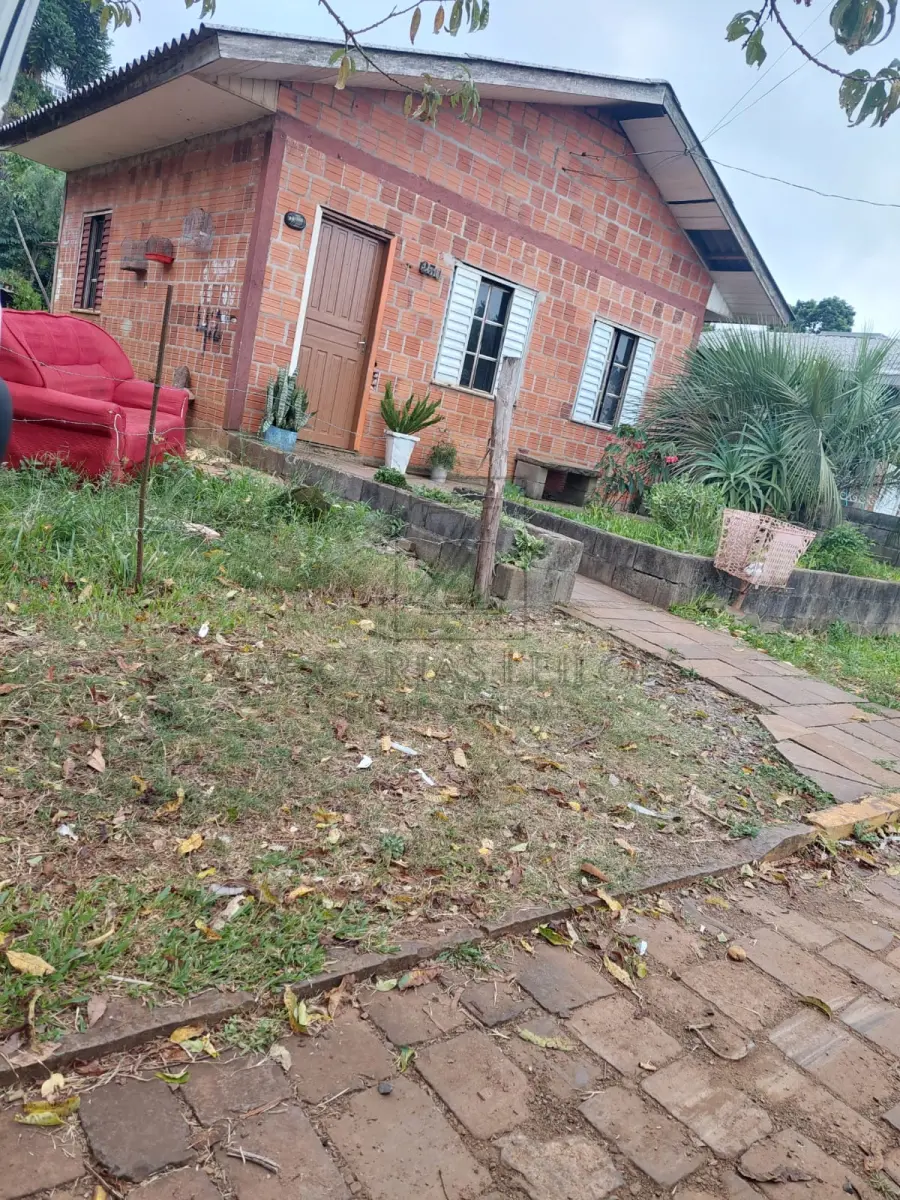 LOTE 007 - Um prédio em alvenaria destinado a residência, com 38,20 m², situado na Rua Vereador João Minozzo nº 230, nesta cidade, objeto do cadastro imobiliário 4452800, Lote 28 da Quadra 03, do Loteamento Basalto 6 edificado sobre parte da MATRÍCULA geral 17.690. Terreno Urbano, com 49.480,71m², no quarteirão formado pelas Ruas Dorvalino Colla, Brasil, Dr. Tancredo de Almeida Neves, Hipólito Bristot, Atílio Todeschini, Drusiana Dall’Agnol, Independência, Bom Jesus, Vereador Wilson Macuco, Padre Antônio Serraglio e Conselheiro Humberto Simonatto, e Estrada Buarque de Macedo, nesta cidade, medindo e confrontando: ao NORTE, na extensão de 270,25m, com o leito da Rua Conselheiro Humberto Simonatto, lado ímpar; ao SUL, é formado por três segmentos a saber: partindo da extremidade sul da confrontação leste, mede 115,23m, no sentido oeste: a seguir, toma rumo norte, por 119,59m, e finalmente retoma o sentido oeste, por 149,23m, confrontando em todos eles com terras do Município de Nova Prata; ao LESTE, na extensão de 249,80m, confronta com o leito da Rua Conselheiro Humberto Simonato, com terras do Município de Nova Prata e com Vincente Grzebieluckas, e ao OESTE, na extensão de 131,87m, confronta com o leito da rua Conselheiro Humberto Simonato, e com terras do Município de Nova Prata, donde dista 292,24m, da esquina da Rua Padre Antônio Serraglio.