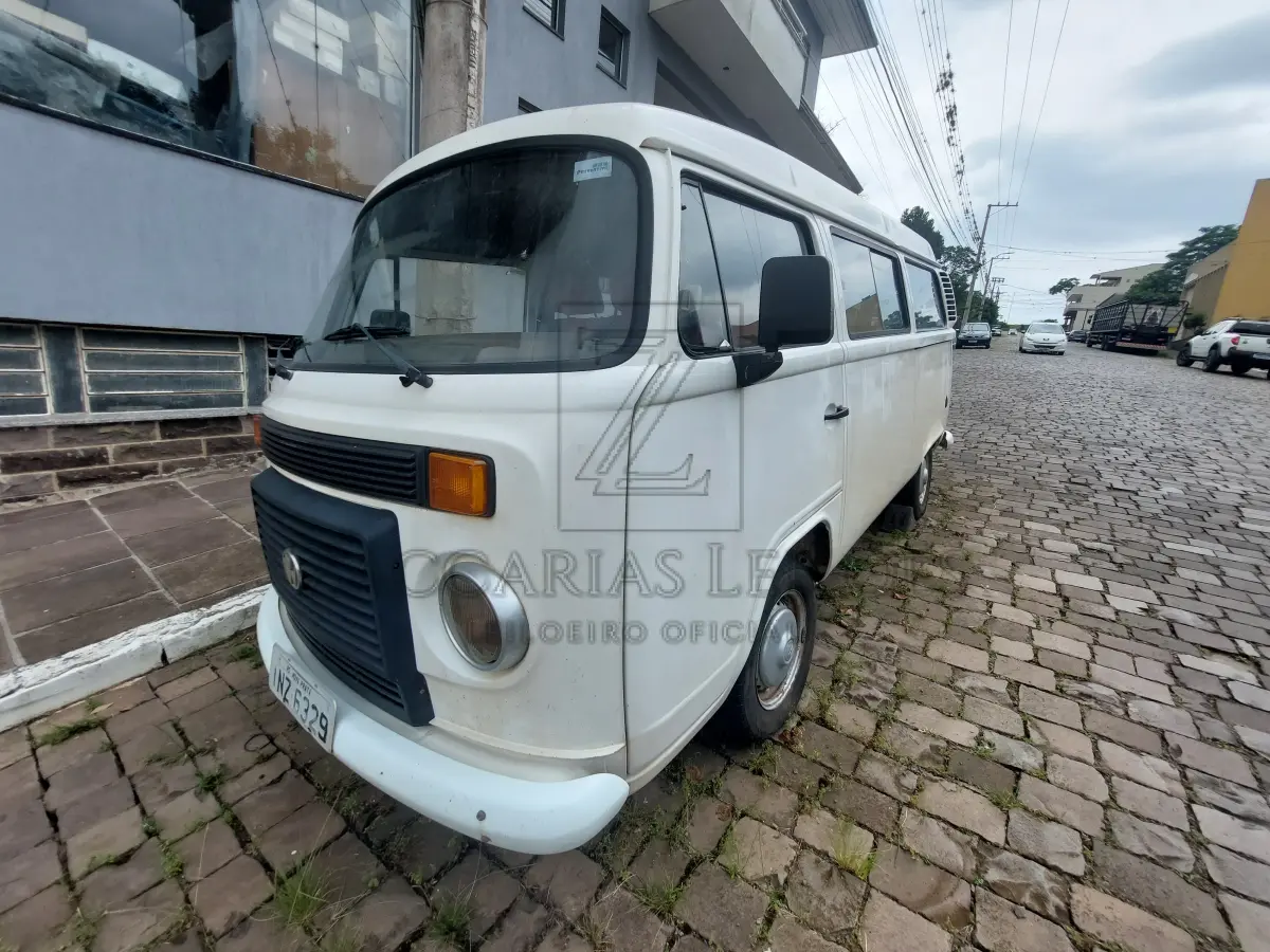 LOTE 005 - Uma camionete da marca VW/KOMBI, placas INZ-6329, ano/modelo 2007/2008, na cor branca, RENAVAM 928348652, à Gasolina/Álcool e GNV.
