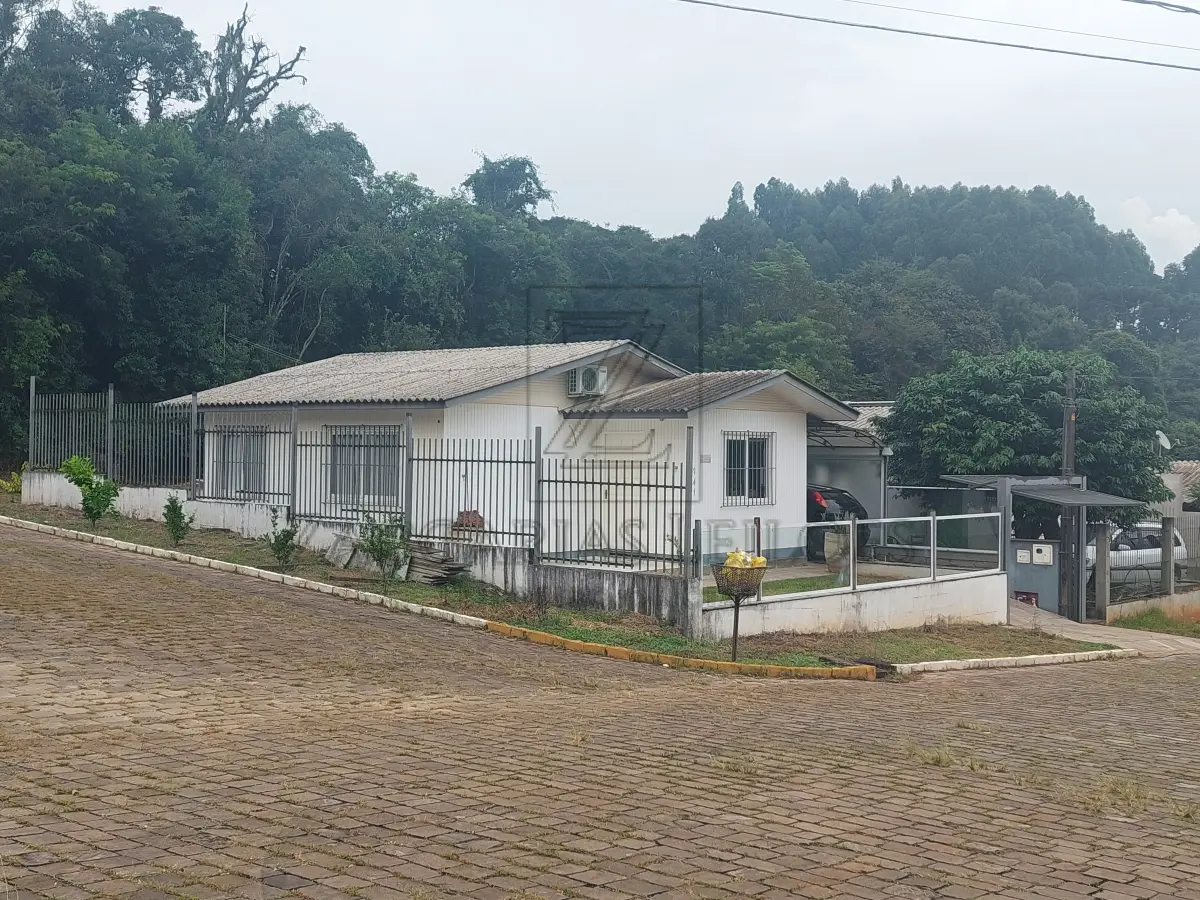 LOTE 001 - IMÓVEL - LOTE 01 da Quadra “E” do Loteamento Caravagio 1, nesta cidade com a área de  360,20m², destinado a residência, medindo 12,40m de frente, ao NOR-NORDESTE, à Rua 3, lado ímpar,  por 29,11m de extensão, da frente ao fundo, ao LES-SUDESTE, com a Rua 5, com quem forma esquina,  e pelo outro lado, ao OES-NOROESTE, 28,98m com o lote 2, no fundo, ao SU-SUDOESTE, 12,40m com  terras de Valério Collet Junior e outros. BENFEITORIAS: Foi edificado um prédio residencial, de construção  mista, com área de 57,74m², sob nº 741 da Rua 3. MATRÍCULA 17.046, do Registro de Imóveis da Comarca  de Nova Prata-RS.