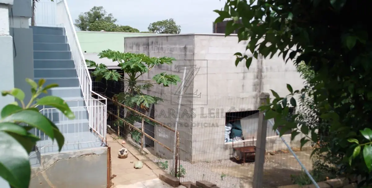 LOTE 001 - Um imóvel urbano, nesta cidade, constituído do lote nº 103 da quadra 027, zona 03, distrito 01,  com a área total de 403,00m² de terras se, benfeitorias, que em seu lado oeste distam 51,50 metros da  esquina formada pela área de domínio do DAER (RST/470) e a Rua José Abruzzi, no lado par desta, onde  não há quarteirão determinado, e que confrontam: ao norte, com a Rua José Abruzzi, por 12,00 metros ao  sul, também por 12,00 metros, com terras de GERC Dalban; ao leste, com terras do lote nº 115, de Gelmina  Roncato Miotto e a,, ou melhor: ao leste, com terras do lote nº 115 de Gema Roncato Farenzena e ao oeste,  com o lote nº 91, de Gelmina Roncato Miotto. MATRÍCULA Nº 4.964 A, do R.I. DA COMARCA DE  VERANÓPOLIS/RS. Benfeitorias: Na frente: Edificação residencial com 240,00 m² em três pavimentos:  subsolo, térreo e superior. Executada em alvenaria de tijolos com esquadrias de madeira, assim como pisos  e divisórias internas do mesmo material. A cobertura é de telhas de fibrocimento. Aos fundos Edificação  residencial com 95,00 m² em dois pavimentos: térreo e superior. Executada em alvenaria de tijolos com  esquadrias de madeira e aço, A cobertura é de telhas metálicas.