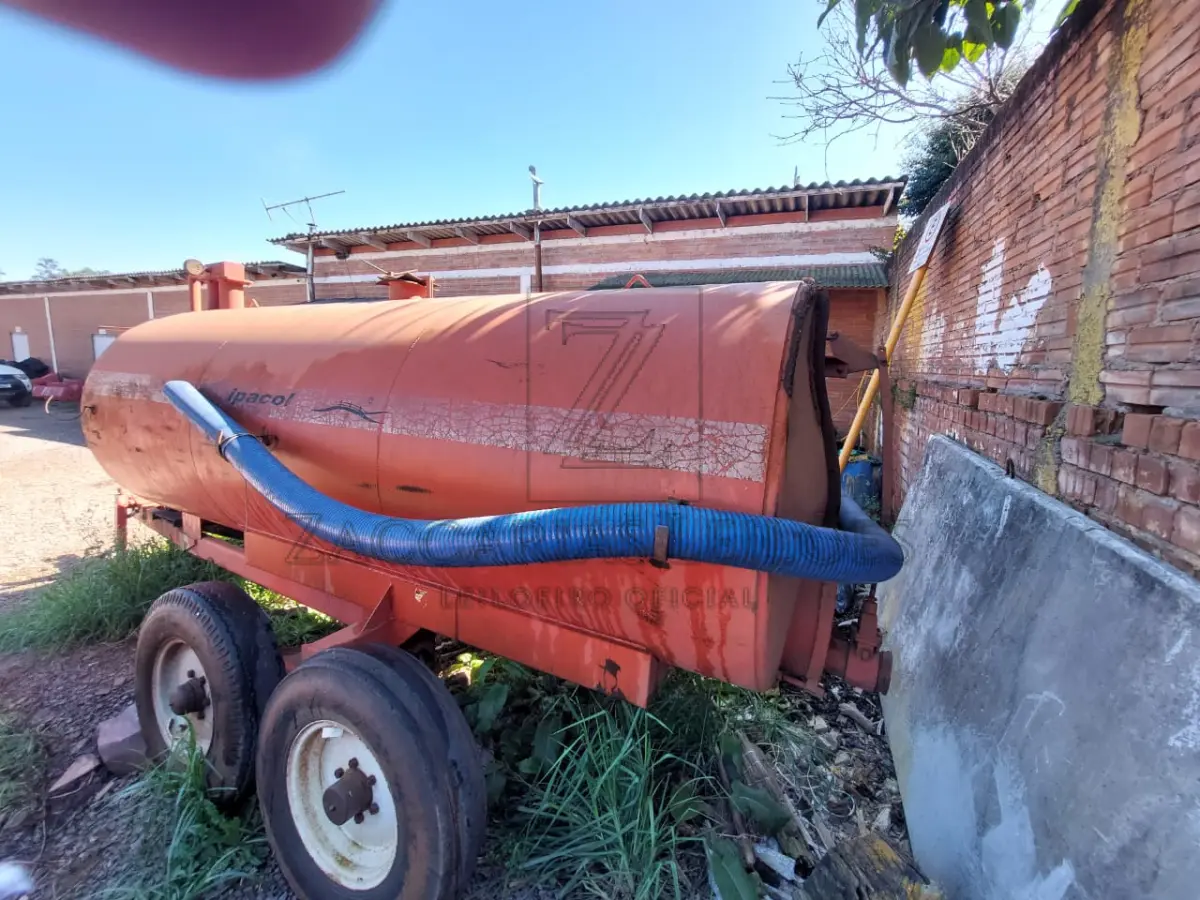 LOTE 010 - Um distribuidor de adubo líquido da marca IPACOL.
