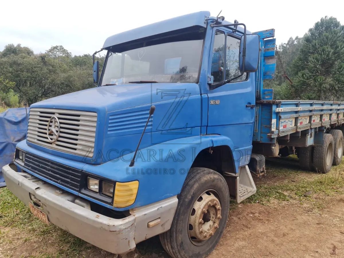 LOTE 007 - Um caminhão da marca M. BENZ/L 1618, placas JJC-3191, na cor azul, à Diesel, ano/modelo  1991/1991, com terceiro eixo adaptado, RENAVAM 10072330.