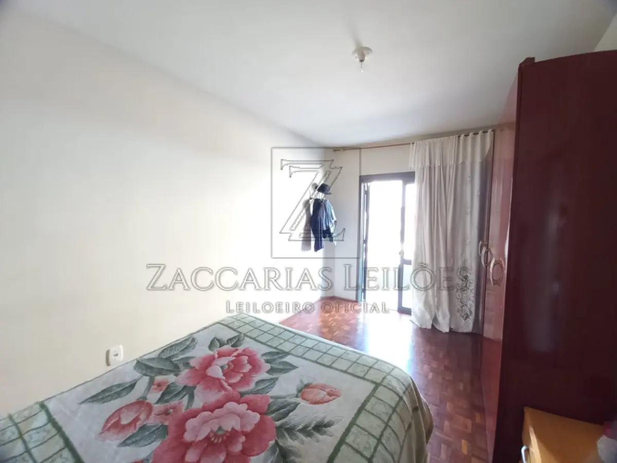 LOTE 001 - Um Apartamento nº 102, do Edifício Residencial Peretti, nº 565, localizado no térreo ou segundo  pavimento, de fundos de quem olha o edificio pela Rua Conselheiro Zottis, com area real privativa de  86,6242m², área real de uso comun de 14,2803m², perfazendo a area real total de 100,9045m²,  correspondendo-lhe nas partes comuns do edificio, indivisiveis e inalienaveis, inclusive no terreno onde o  mesmo se acha edificado, a fração ideal de 0,085390, composto de sala, cozinha, area de serviço,  circulação, dois dormitorios, banheiro social e duas sacadas. O priedio foi edificado no ano de 2006, sobre  o terreno constituido do lote numero 10 da quadra B, do Loteamento Dona Nilda, nesta cidade com a área  de 479,75m², medindo 19,00m de frente ao leste, à Rua Vereador Carlos Prescendo, e 25,24m ao norte, de  frente a Rua Conselheiro Zottis, com quem forma esquina. Matrícula 17.714 do R. I. de Nova Prata RS. De  acordo com o contrato de compra e venda, o apartamento e o box 102 somam o total de 100,9045m² de  área. De modo geral, o apartamento está em bom estado de conservação, porém necessita de alguns  reparos.