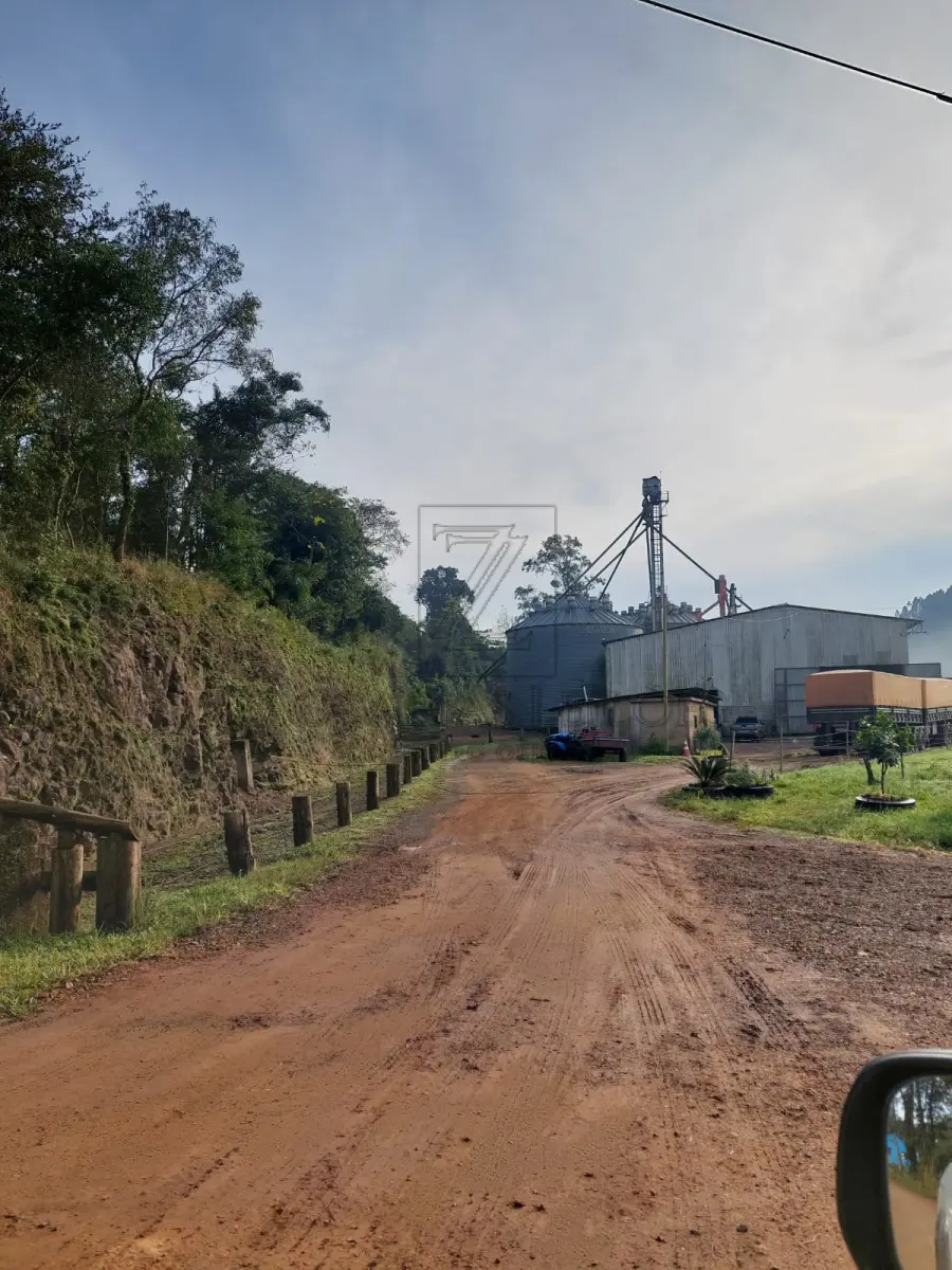 LOTE 003 - Imóvel: Parte do lote rural n° 04 da Linha Frei Caneca, no município de Cotiporã RS, com área  de 5.716,85m² (cinco mil setecentos e dezesseis metros quadrados e oitenta e cinco decímetros  quadrados) de terras sem benfeitorias, em forma triangular, que distam em seu lado norte 325,57 metros  das terras do mesmo lote nº 04 de Ermenegildo Turcatel, com as seguintes confrontações: ao nordeste, por  105,51 metros, com terras do mesmo lote nº 04, de Antonio Marcon; ao sudeste, por 116,58 metros, com  terras do mesmo lote nº 04, de Antonio Marcon, servindo de divisa uma estrada e ao oeste, com terras do  lote nº 06 da mesma Linha Frei Caneca, parte de Antonio Presoto e sua mulher e parte de Pedro Zardo.  Benfeitoria: Um pavilhão comercial em alvenaria, com área de 153,75m². Tudo conforme Matrícula  23.348 do CRI da Comarca de Veranópolis RS.