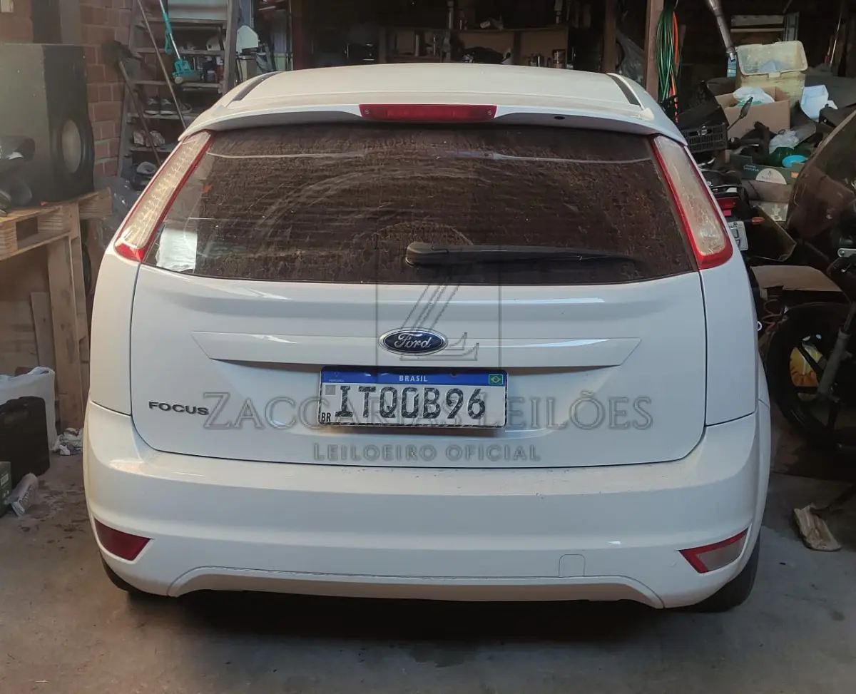 LOTE 005 - Um automóvel da marca I/FORD FOCUS HC FLEX, placa ITQ0B96, na Cor: Branca, à gasolina,  Ano/modelo: 2012/2013, RENAVAM: 490751709.
