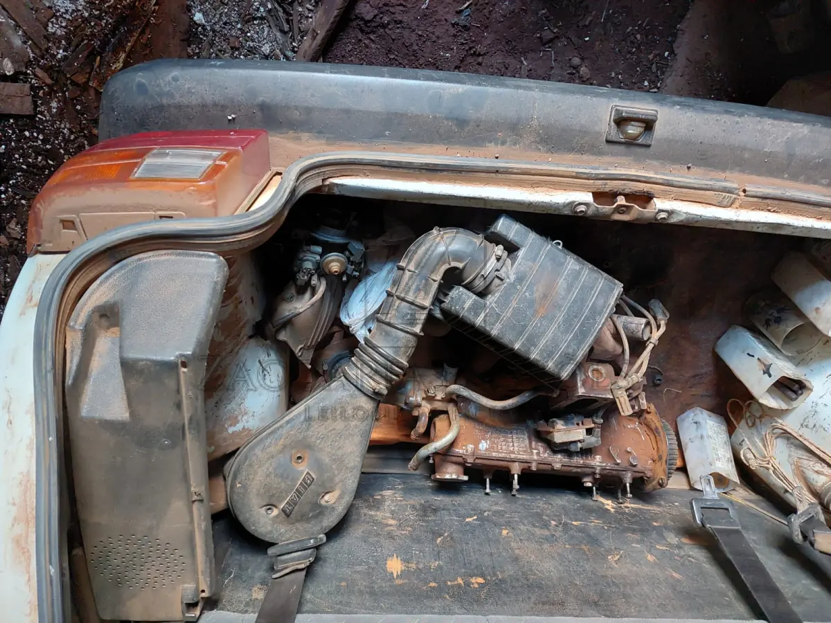 LOTE 009 - Um automóvel da marca FIAT/UNO ELETRONIC, placas LWW-7644, na cor branca,  gasolina, ano/modelo 1995/1995, RENAVAM 633344001.