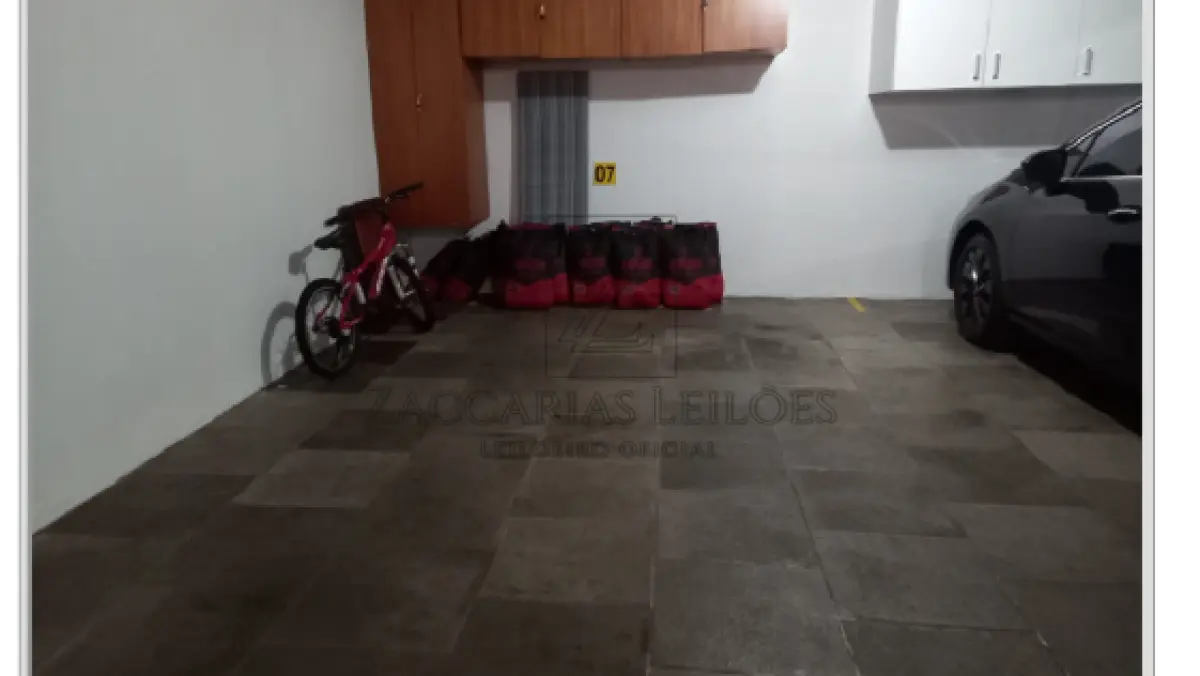 LOTE 001 - MATRÍCULA: 36.488 -  IMOVEL: ESPAÇO ESTACIONAMENTO 07 - localizado no Subsolo do edifício denominado " EDIFICIO  GÊNOVA", sito na Rua João Antoniazzi, esquina, com a Rua Giacomo Ceconello, nº 10, nesta cidade,  dita unidade está localizada a esquerda na frente de quem olhar o prédio a partir da Rua João Antoniazzi,  entre o espaço estacionamento 06 e a parede oeste do prédio, com acesso pela Rua Giacomo Ceconello,  com 15,150236m² de área real total; 13,000000m² de área real privativa e 2,150236m² de área real de  uso comum, correspondendo-lhe, desta maneira, a fração ideal equivalente a 0,003720 do terreno e nas  demais coisas de uso comum e fim proveitoso do edifício. Dito terreno onde se ergue a construção, está  localizado na zona urbana desta cidade, parte do lote 61, esquina das Ruas Giacomo Ceconello e João  Antoniazzi, no quarteirão formado pelas citadas ruas, mais a Rua Emilio Conci e Rua Humaitá, com a  área de 565,50m2 (quinhentos e sessenta e cinco metros e cinquenta decímetros quadrados),  confinando: ao NORTE, na extensão na de 29,00m, com o lote no 59; ao SUL, na mesma extensão com  a Rua Giacomo Ceconello; ao LESTE, na extensão de 19, 50m, contados de norte a sul, uma parte de  12,00m, com o lote no 62, e o restante, 7,50., com o lote no 64; e OESTE, com a Rua João Antoniazzi.