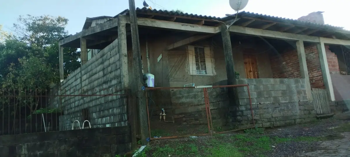 LOTE 006 - Estritamente em relação a benfeitoria. Um prédio em alvenaria destinado a residência, com  32,90 m², situado na Rua das Margaridas nº 1568, nesta cidade, edificado sobre a matrícula 14.503, de  propriedade do Município de Nova Prata. Lote 08, da quadra E, do LOTEAMENTO PROMORAR, nesta  cidade, com área de 160,00m², distando 20,00m da esquina formada pela Rua das Margaridas e Rua  12 de Outubro, fazendo frente, ao SUL, em 8,00m, com a Rua das Margaridas, lado par; ao OESTE, de  frente ao Fundos, em 20,00m, com o lote 10 e um pedaço do lote 11; nos fundo em 20,00m, com o lote  07; situado no quarteirão formado pela Rua dos Jasmins, Rua 12 de Outubro, Rua das Margaridas e  terras da Prefeitura, com UMA CASA de alvenaria, para residência, do tipo E-3, com 32,90m², edificada  em 1984. MATRÍCULA nº 14.503, do LIVRO DE REGISTRO DE IMÓVEIS DA COMARCA DE NOVA
