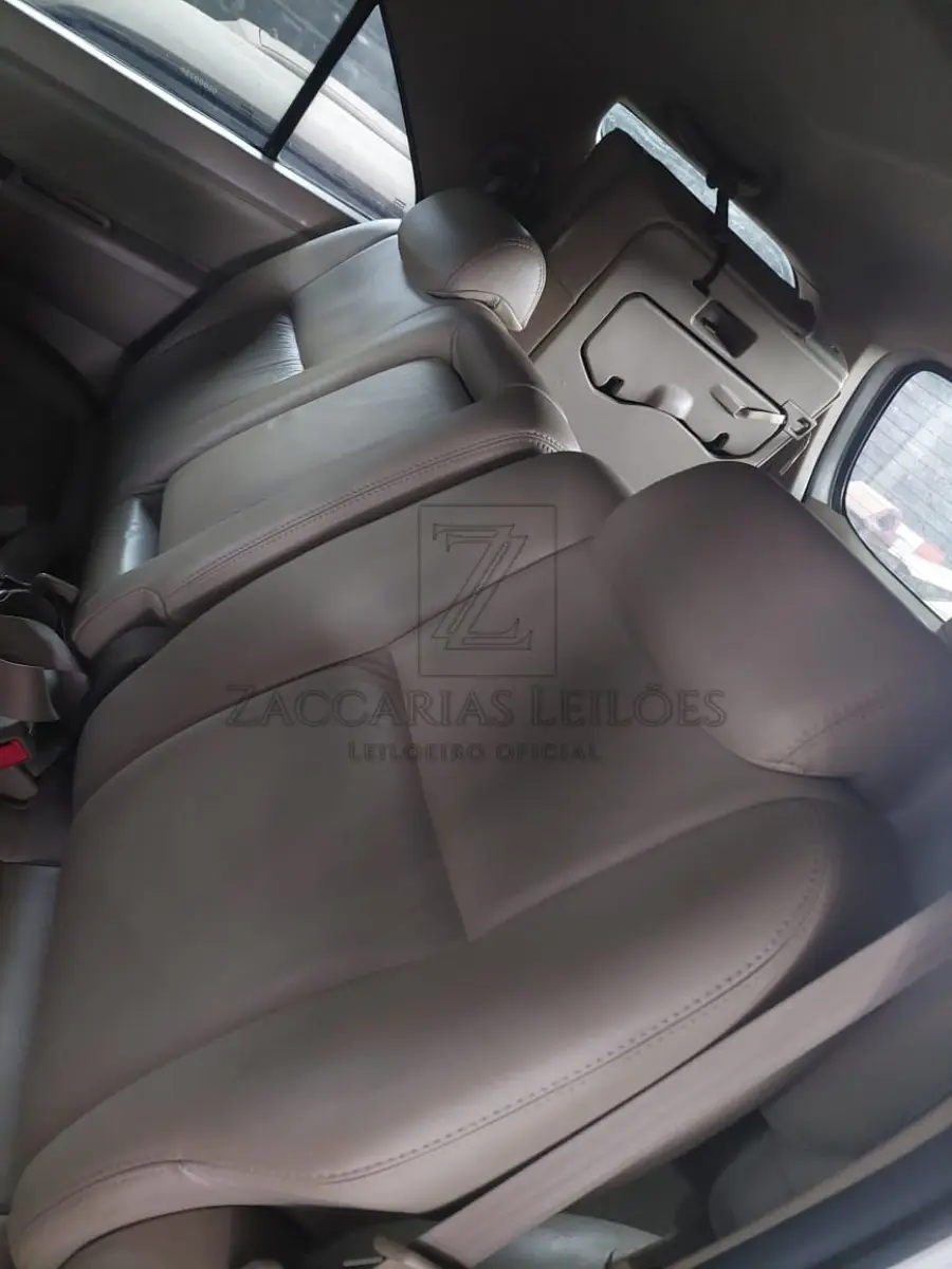 LOTE 006 - Um automóvel da marca I/TOYOTA HILUX SW4 4X2SR, placas KZC-1I70, na cor prata,  ano/modelo 2009/2009, RENAVAM 149717768.