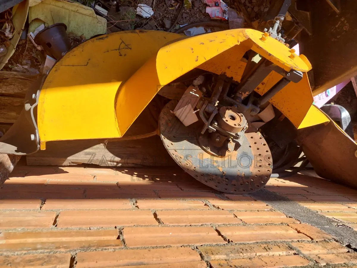 LOTE 008 - Escova para Bobcat.
