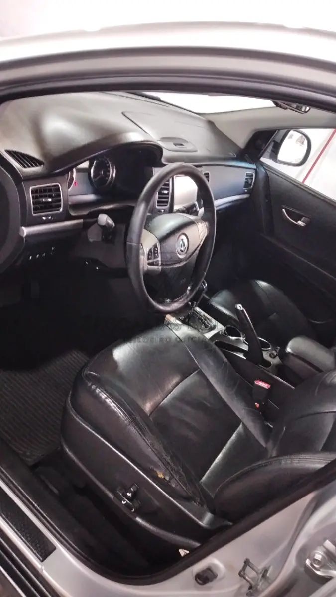 LOTE 001 - Um automóvel da marca SANGYONG KORANDO C AT, ano/modelo 2011/2012, de cor Prata,   à diesel, 175CV.