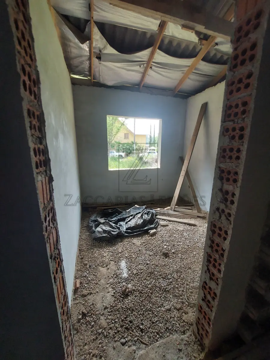 LOTE 003 - IMÓVEL: Fração de 286,64m2 e 50% das benfeitorias (55,00m2 na casa de madeira e 12,50m2 na casa de alvenaria). da matrícula nº 2428, do LIVRO Nº 2 DO REGISTRO DE IMÓVEIS DA COMARCA DE NOVA PRATA. Descrita como: NA PARTE DO LOTE NÚMERO OITO(8), SITO NA RUA SILVÉRIO ANTONIO DE ARAUJO, EX-PRAÇA DA IGREJA SANTO ANTONIO, esquina com a rua 20 de setembro, ex-travessa, lado par, quarteirão compreendido pelas ruas 20 de setembro ex-travessa do Comercio, Estrada Buarque de Macedo e Silvério Antonio de Araujo, ex-praça da Igreja Santo Antonio da Vila Rio Branco, distrito deste município, com a área de 799,98m² confrontando; AO NORTE, na extensão de 55,00 metros com a rua 20 de setembro, ex-travessa, na direção Este-Oeste; daí na direção norte-sul, por 8,00metros com a rua Silvério Antonio de Araujo, ex-praça da Igreja Santo Antonio daí, na extensão de 25,00metros, na direção Oeste-Leste, com terras da Sociedade Bochófila Rio Branco, dai, rumo sul, na extensão de 12,00metros, ainda com terras da Sociedade Bochófila Rio Branco; daí rumo Oeste-este, na extensão de 30,00 metros, com terras de Fernando Pocai e daí rumo Norte, na extensão de 20,00 metros com o lote número 1. Com uma casa de madeira em regular estado de conservação e uma pequena casa de alvenaria com duas peças.