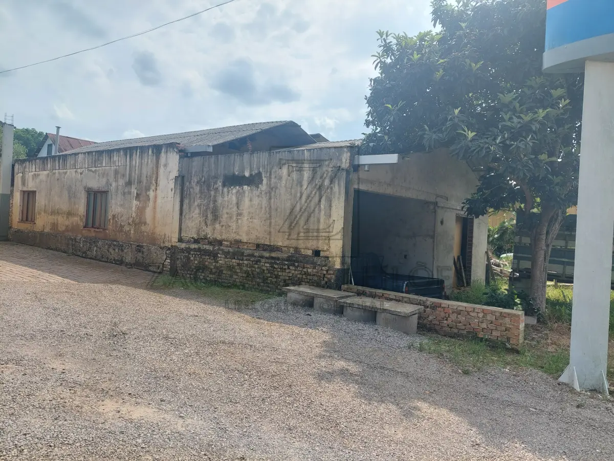 LOTE 003 - IMÓVEL: Fração de 286,64m2 e 50% das benfeitorias (55,00m2 na casa de madeira e 12,50m2 na casa de alvenaria). da matrícula nº 2428, do LIVRO Nº 2 DO REGISTRO DE IMÓVEIS DA COMARCA DE NOVA PRATA. Descrita como: NA PARTE DO LOTE NÚMERO OITO(8), SITO NA RUA SILVÉRIO ANTONIO DE ARAUJO, EX-PRAÇA DA IGREJA SANTO ANTONIO, esquina com a rua 20 de setembro, ex-travessa, lado par, quarteirão compreendido pelas ruas 20 de setembro ex-travessa do Comercio, Estrada Buarque de Macedo e Silvério Antonio de Araujo, ex-praça da Igreja Santo Antonio da Vila Rio Branco, distrito deste município, com a área de 799,98m² confrontando; AO NORTE, na extensão de 55,00 metros com a rua 20 de setembro, ex-travessa, na direção Este-Oeste; daí na direção norte-sul, por 8,00metros com a rua Silvério Antonio de Araujo, ex-praça da Igreja Santo Antonio daí, na extensão de 25,00metros, na direção Oeste-Leste, com terras da Sociedade Bochófila Rio Branco, dai, rumo sul, na extensão de 12,00metros, ainda com terras da Sociedade Bochófila Rio Branco; daí rumo Oeste-este, na extensão de 30,00 metros, com terras de Fernando Pocai e daí rumo Norte, na extensão de 20,00 metros com o lote número 1. Com uma casa de madeira em regular estado de conservação e uma pequena casa de alvenaria com duas peças.