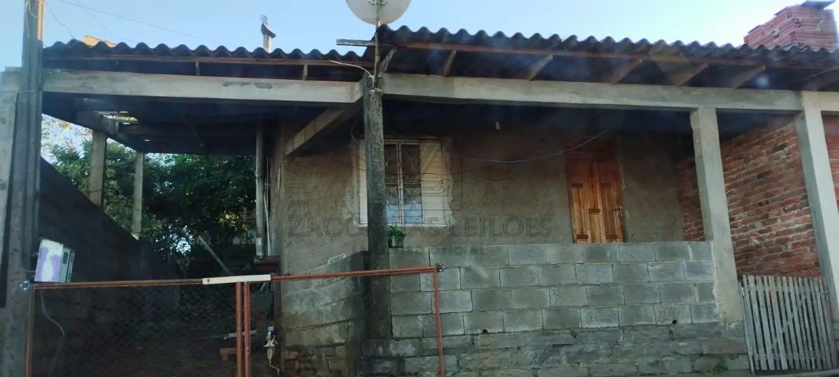 LOTE 001 - Benfeitorias, ou seja, um prédio em alvenaria destinado a residência, com 32,90 m², situado na Rua das Margaridas nº 1568, nesta cidade, edificadas sobre o imóvel de matrícula 14.503, Livro nº 2 do REGISTRO DE IMÓVEIS DA COMARCA DE NOVA PRATA/RS: Lote 08, da quadra E, do LOTEAMENTO PROMORAR, nesta cidade , com a área de 160,00m², distando 20,00m da esquina formada pela Rua da Margaridas e Rua 12 de Outubro, fazendo frente, ao SUL, em 8,00m, com a Rua das Margaridas, lado par; ao OESTE, de frente a fundos, em 20,00m, com o lote 09, lote 10 e um pedaço do lote 11; nos fundos, ao NORTE, em 8,00m, com o lote 14, e ao LESTE, de frente a fundos, em 20,00m, com o lote 07; situado no quarteirão formado pela Rua dos Jasmins, Rua 12 de Outubro, Rua das Margaridas e terras da Prefeitura, com uma casa de alvenaria, pera residência, do tipo E-3, com 32,90m².