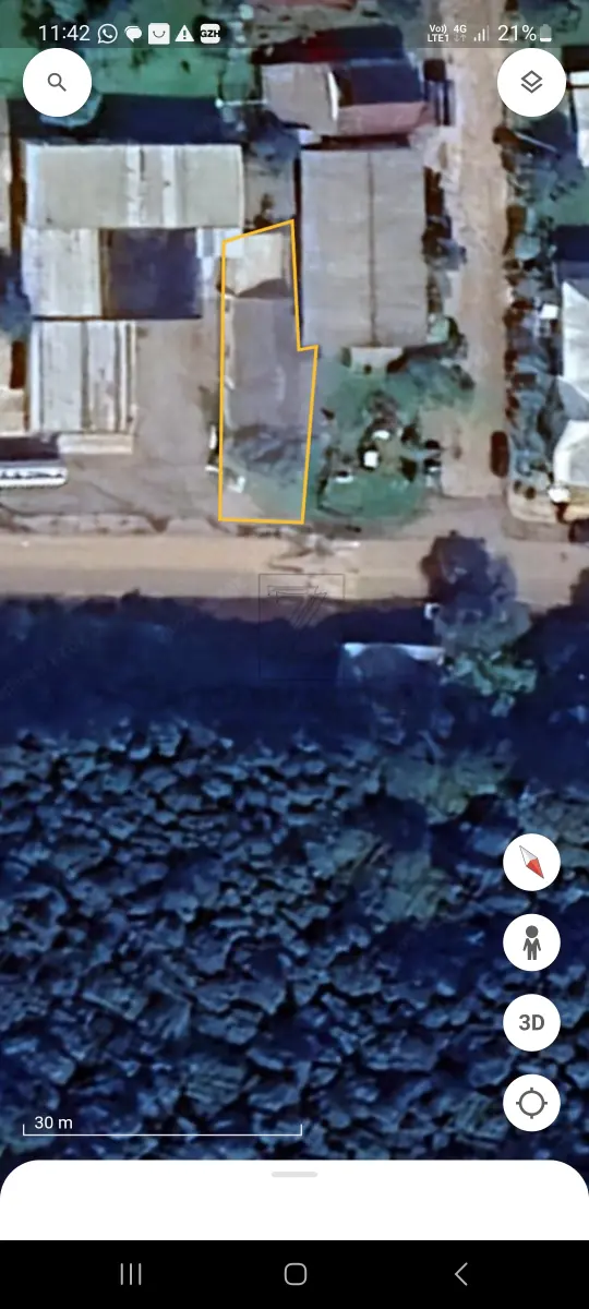 LOTE 003 - IMÓVEL: Fração de 286,64m2 e 50% das benfeitorias (55,00m2 na casa de madeira e 12,50m2 na casa de alvenaria). da matrícula nº 2428, do LIVRO Nº 2 DO REGISTRO DE IMÓVEIS DA COMARCA DE NOVA PRATA. Descrita como: NA PARTE DO LOTE NÚMERO OITO(8), SITO NA RUA SILVÉRIO ANTONIO DE ARAUJO, EX-PRAÇA DA IGREJA SANTO ANTONIO, esquina com a rua 20 de setembro, ex-travessa, lado par, quarteirão compreendido pelas ruas 20 de setembro ex-travessa do Comercio, Estrada Buarque de Macedo e Silvério Antonio de Araujo, ex-praça da Igreja Santo Antonio da Vila Rio Branco, distrito deste município, com a área de 799,98m² confrontando; AO NORTE, na extensão de 55,00 metros com a rua 20 de setembro, ex-travessa, na direção Este-Oeste; daí na direção norte-sul, por 8,00metros com a rua Silvério Antonio de Araujo, ex-praça da Igreja Santo Antonio daí, na extensão de 25,00metros, na direção Oeste-Leste, com terras da Sociedade Bochófila Rio Branco, dai, rumo sul, na extensão de 12,00metros, ainda com terras da Sociedade Bochófila Rio Branco; daí rumo Oeste-este, na extensão de 30,00 metros, com terras de Fernando Pocai e daí rumo Norte, na extensão de 20,00 metros com o lote número 1. Com uma casa de madeira em regular estado de conservação e uma pequena casa de alvenaria com duas peças.