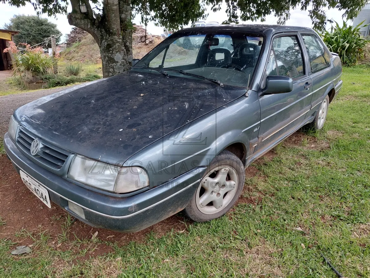 LOTE 010 - Um automóvel da marca VW-VOLKSWAGEN/SANTANA GLS 2000, placas BGG-4044, na cor  cinza, ano/modelo 1991/1991, RENAVAM 434569437, na cor cinza.
