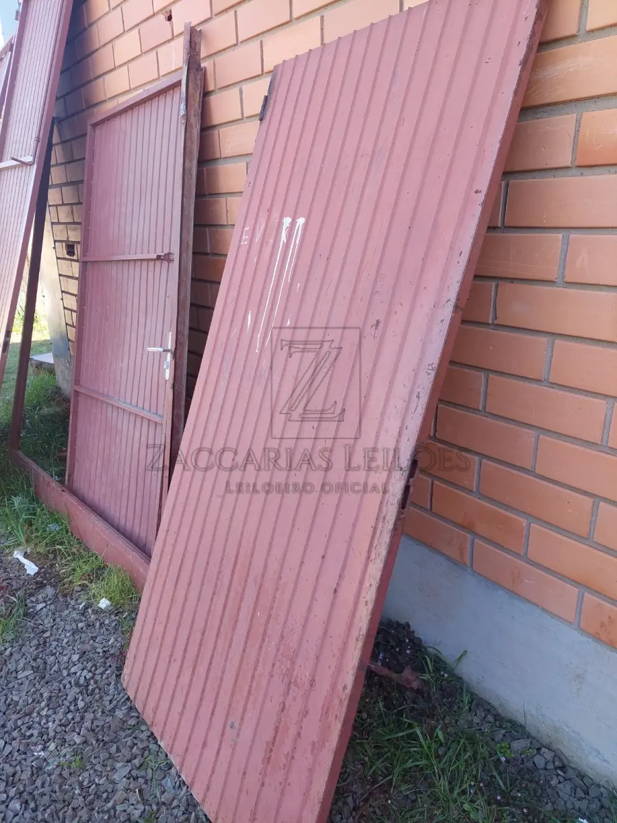 LOTE 017 - Porta de ferro 2x2m.