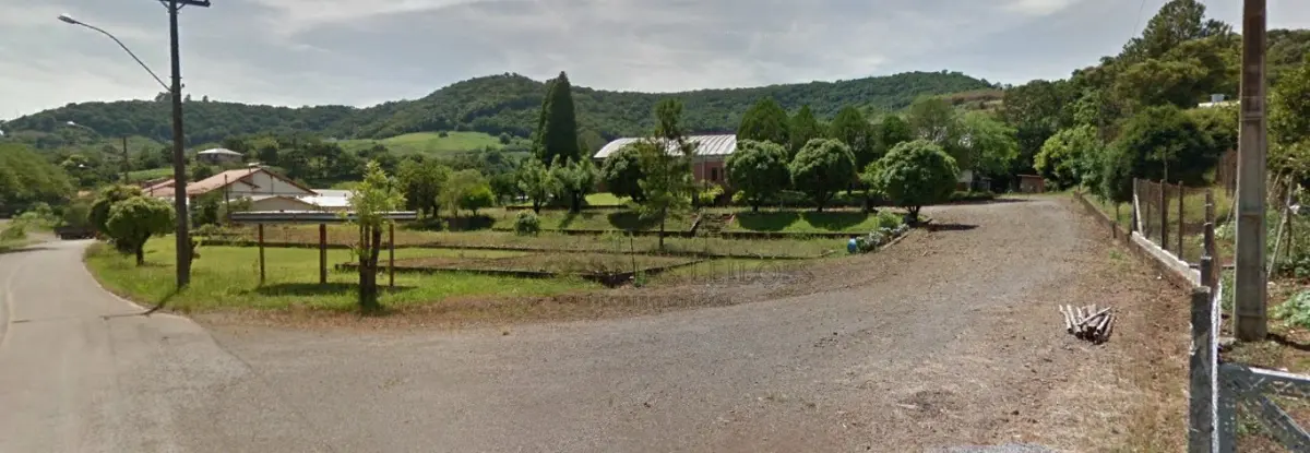LOTE 001 - IMÓVEL – Uma gleba de terras e parte do lote rural nº 17, na secção Barra Seca, no município  de Parai/RS, com a área superficial de 8.000,00m², com um prédio de alvenaria para indústria com  1.703,00m², confrontando a área: ao NORTE, na extensão de 90,00m; com terras Maria Di Domenico e  outros; ao SUL, na extensão de 127,00m; com terras de Júlio Turcatto; ao LESTE, na extensão de  79,29m; com terras de Maria Di Domenico e outros; e ao OESTE na extensão de 79,29m, com área  remanescente de Maria Di Domenico Bregalda e outros, pela divisa da faixa de domínio da RS/438,  MATRÍCULA Nº 9.051, do Ofício dos Registros Públicos da Comarca de Casca/RS.