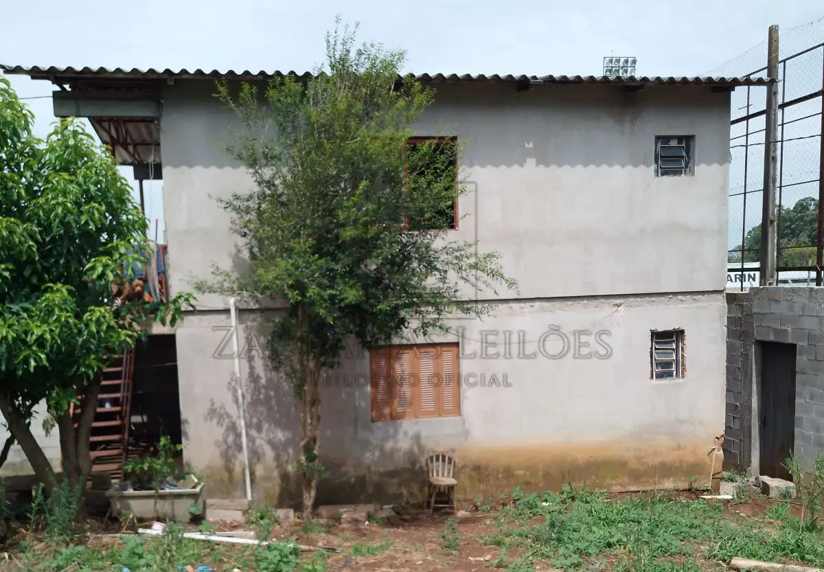 LOTE 001 - Um imóvel urbano, nesta cidade, constituído do lote nº 103 da quadra 027, zona 03, distrito 01,  com a área total de 403,00m² de terras se, benfeitorias, que em seu lado oeste distam 51,50 metros da  esquina formada pela área de domínio do DAER (RST/470) e a Rua José Abruzzi, no lado par desta, onde  não há quarteirão determinado, e que confrontam: ao norte, com a Rua José Abruzzi, por 12,00 metros ao  sul, também por 12,00 metros, com terras de GERC Dalban; ao leste, com terras do lote nº 115, de Gelmina  Roncato Miotto e a,, ou melhor: ao leste, com terras do lote nº 115 de Gema Roncato Farenzena e ao oeste,  com o lote nº 91, de Gelmina Roncato Miotto. MATRÍCULA Nº 4.964 A, do R.I. DA COMARCA DE  VERANÓPOLIS/RS. Benfeitorias: Na frente: Edificação residencial com 240,00 m² em três pavimentos:  subsolo, térreo e superior. Executada em alvenaria de tijolos com esquadrias de madeira, assim como pisos  e divisórias internas do mesmo material. A cobertura é de telhas de fibrocimento. Aos fundos Edificação  residencial com 95,00 m² em dois pavimentos: térreo e superior. Executada em alvenaria de tijolos com  esquadrias de madeira e aço, A cobertura é de telhas metálicas.