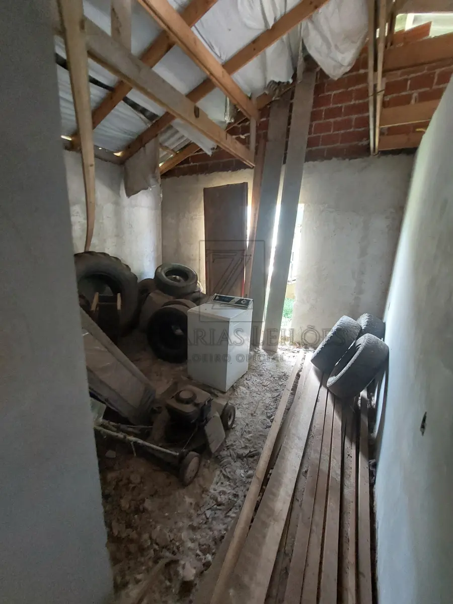 LOTE 003 - IMÓVEL: Fração de 286,64m2 e 50% das benfeitorias (55,00m2 na casa de madeira e 12,50m2 na casa de alvenaria). da matrícula nº 2428, do LIVRO Nº 2 DO REGISTRO DE IMÓVEIS DA COMARCA DE NOVA PRATA. Descrita como: NA PARTE DO LOTE NÚMERO OITO(8), SITO NA RUA SILVÉRIO ANTONIO DE ARAUJO, EX-PRAÇA DA IGREJA SANTO ANTONIO, esquina com a rua 20 de setembro, ex-travessa, lado par, quarteirão compreendido pelas ruas 20 de setembro ex-travessa do Comercio, Estrada Buarque de Macedo e Silvério Antonio de Araujo, ex-praça da Igreja Santo Antonio da Vila Rio Branco, distrito deste município, com a área de 799,98m² confrontando; AO NORTE, na extensão de 55,00 metros com a rua 20 de setembro, ex-travessa, na direção Este-Oeste; daí na direção norte-sul, por 8,00metros com a rua Silvério Antonio de Araujo, ex-praça da Igreja Santo Antonio daí, na extensão de 25,00metros, na direção Oeste-Leste, com terras da Sociedade Bochófila Rio Branco, dai, rumo sul, na extensão de 12,00metros, ainda com terras da Sociedade Bochófila Rio Branco; daí rumo Oeste-este, na extensão de 30,00 metros, com terras de Fernando Pocai e daí rumo Norte, na extensão de 20,00 metros com o lote número 1. Com uma casa de madeira em regular estado de conservação e uma pequena casa de alvenaria com duas peças.