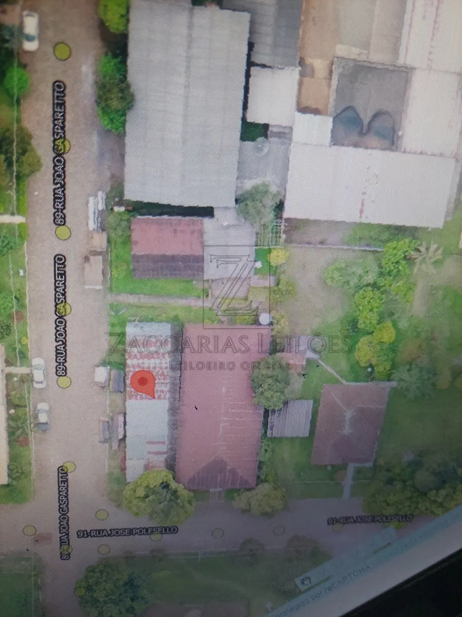 LOTE 003 - IMÓVEL: Fração de 286,64m2 e 50% das benfeitorias (55,00m2 na casa de madeira e 12,50m2 na casa de alvenaria). da matrícula nº 2428, do LIVRO Nº 2 DO REGISTRO DE IMÓVEIS DA COMARCA DE NOVA PRATA. Descrita como: NA PARTE DO LOTE NÚMERO OITO(8), SITO NA RUA SILVÉRIO ANTONIO DE ARAUJO, EX-PRAÇA DA IGREJA SANTO ANTONIO, esquina com a rua 20 de setembro, ex-travessa, lado par, quarteirão compreendido pelas ruas 20 de setembro ex-travessa do Comercio, Estrada Buarque de Macedo e Silvério Antonio de Araujo, ex-praça da Igreja Santo Antonio da Vila Rio Branco, distrito deste município, com a área de 799,98m² confrontando; AO NORTE, na extensão de 55,00 metros com a rua 20 de setembro, ex-travessa, na direção Este-Oeste; daí na direção norte-sul, por 8,00metros com a rua Silvério Antonio de Araujo, ex-praça da Igreja Santo Antonio daí, na extensão de 25,00metros, na direção Oeste-Leste, com terras da Sociedade Bochófila Rio Branco, dai, rumo sul, na extensão de 12,00metros, ainda com terras da Sociedade Bochófila Rio Branco; daí rumo Oeste-este, na extensão de 30,00 metros, com terras de Fernando Pocai e daí rumo Norte, na extensão de 20,00 metros com o lote número 1. Com uma casa de madeira em regular estado de conservação e uma pequena casa de alvenaria com duas peças.