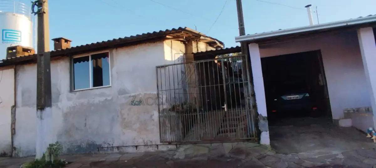 LOTE 005 - Estritamente em relação a benfeitoria. Um prédio em alvenaria destinado a residência, com 32,90  m², situado na Rua dos Jasmins nº 1508, nesta cidade, edificado sobre a matrícula 14.518, de  propriedade do Município de Nova Prata. Lote 02, da quadra F, do LOTEAMENTO PROMORAR, nesta  cidade, com área de 176,00m², distando 8,08m da esquina formada pela Rua dos Jasmins e terras da  sucessão de Valdomiro Trucolo, fazendo frente ao SUL, em 8,00m, com a Rua dos Jasmins, lado par;  ao OESTE, de frente a fundos, em 22,00m com o lote 01; nos fundos, ao NORTE, em 8,00m, com terras  da sucessão de Valdomiro Trucolo, e ao LESTE, de frente a fundos, em 22,00m, com o lote 03; situado  no quarteirão formado pela Rua dos Jasmins, terras da sucessão de Valdomiro Trucolo e terras da  Prefeitura, com UMA CASA de alvenaria, para residência, do tipo E-#, com 32,90m², edificada em 1984..  MATRÍCULA nº 14.518, do LIVRO DE REGISTRO DE IMÓVEIS DA COMARCA DE NOVA PRATA/RS.