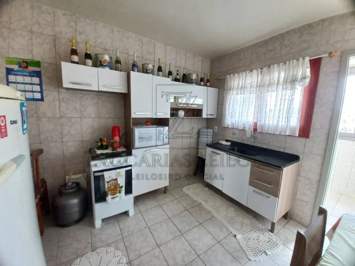 LOTE 001 - Um Apartamento nº 102, do Edifício Residencial Peretti, nº 565, localizado no térreo ou segundo  pavimento, de fundos de quem olha o edificio pela Rua Conselheiro Zottis, com area real privativa de  86,6242m², área real de uso comun de 14,2803m², perfazendo a area real total de 100,9045m²,  correspondendo-lhe nas partes comuns do edificio, indivisiveis e inalienaveis, inclusive no terreno onde o  mesmo se acha edificado, a fração ideal de 0,085390, composto de sala, cozinha, area de serviço,  circulação, dois dormitorios, banheiro social e duas sacadas. O priedio foi edificado no ano de 2006, sobre  o terreno constituido do lote numero 10 da quadra B, do Loteamento Dona Nilda, nesta cidade com a área  de 479,75m², medindo 19,00m de frente ao leste, à Rua Vereador Carlos Prescendo, e 25,24m ao norte, de  frente a Rua Conselheiro Zottis, com quem forma esquina. Matrícula 17.714 do R. I. de Nova Prata RS. De  acordo com o contrato de compra e venda, o apartamento e o box 102 somam o total de 100,9045m² de  área. De modo geral, o apartamento está em bom estado de conservação, porém necessita de alguns  reparos.