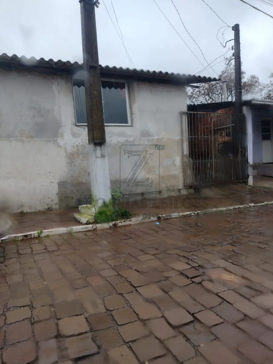 LOTE 005 - Estritamente em relação a benfeitoria. Um prédio em alvenaria destinado a residência, com 32,90  m², situado na Rua dos Jasmins nº 1508, nesta cidade, edificado sobre a matrícula 14.518, de  propriedade do Município de Nova Prata. Lote 02, da quadra F, do LOTEAMENTO PROMORAR, nesta  cidade, com área de 176,00m², distando 8,08m da esquina formada pela Rua dos Jasmins e terras da  sucessão de Valdomiro Trucolo, fazendo frente ao SUL, em 8,00m, com a Rua dos Jasmins, lado par;  ao OESTE, de frente a fundos, em 22,00m com o lote 01; nos fundos, ao NORTE, em 8,00m, com terras  da sucessão de Valdomiro Trucolo, e ao LESTE, de frente a fundos, em 22,00m, com o lote 03; situado  no quarteirão formado pela Rua dos Jasmins, terras da sucessão de Valdomiro Trucolo e terras da  Prefeitura, com UMA CASA de alvenaria, para residência, do tipo E-#, com 32,90m², edificada em 1984..  MATRÍCULA nº 14.518, do LIVRO DE REGISTRO DE IMÓVEIS DA COMARCA DE NOVA PRATA/RS.