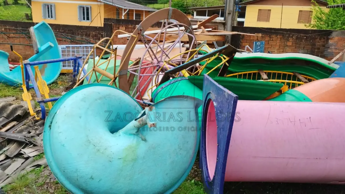 LOTE 023 - Diversos brinquedos com avarias.