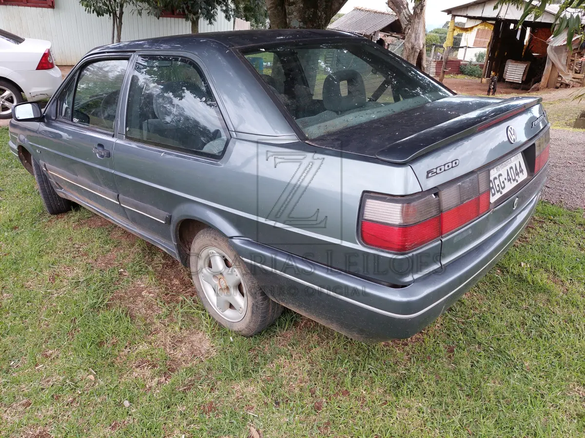 LOTE 010 - Um automóvel da marca VW-VOLKSWAGEN/SANTANA GLS 2000, placas BGG-4044, na cor  cinza, ano/modelo 1991/1991, RENAVAM 434569437, na cor cinza.