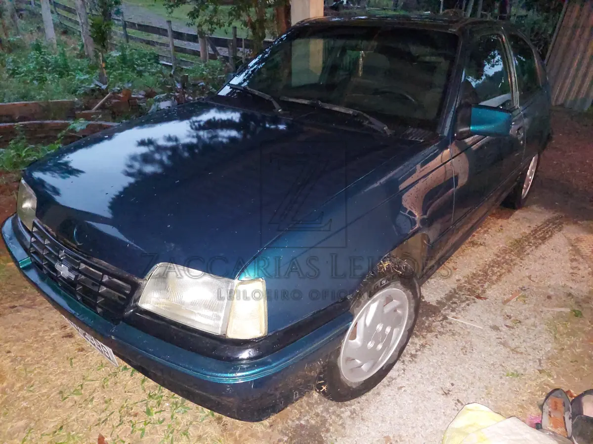 LOTE 011 - Um automóvel da marca GM-CHEVROLET/KADET SL EFI 1.8, placas IBD-2338, cor verde,  ano/modelo 1993/1993, RENAVAM 613723929.