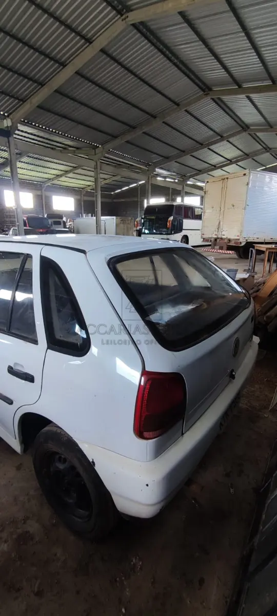 LOTE 007 - Um automóvel da marca VW-VOLKSWAGEN/GOL MI, placas KIK-7568, ano/modelo 1998/1999, na cor branca, RENAVAM 706212169.