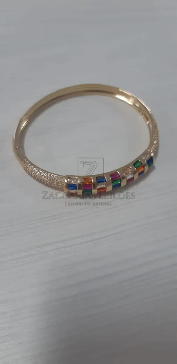 LOTE 010 - Um bracelete, banhado a ouro com pedras coloridas.