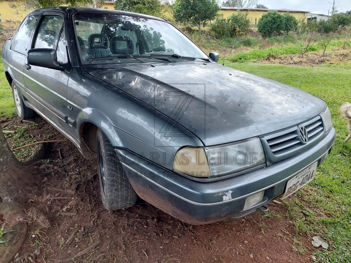 LOTE 010 - Um automóvel da marca VW-VOLKSWAGEN/SANTANA GLS 2000, placas BGG-4044, na cor  cinza, ano/modelo 1991/1991, RENAVAM 434569437, na cor cinza.