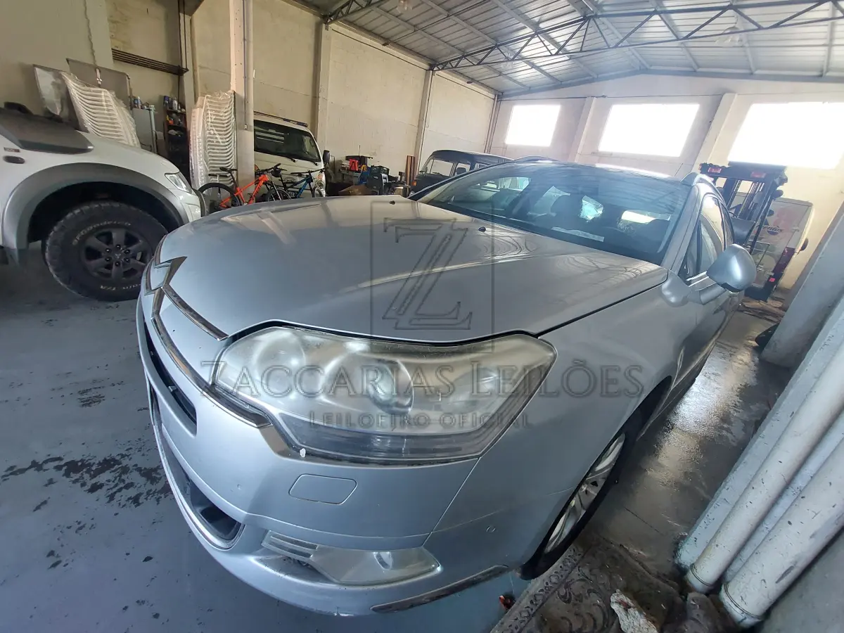 LOTE 001 - I/CITROEN C5 EX20 BK BVA, Placa: KVA5137, Fabricação/Modelo: 2008 2009, RENAVAM: 00117010782 Categoria: Particular / Espécie: Passageiro Tipo: Automóvel Carroceria: Procedência: Estrangeiro Cor: Prata Combustível: Gasolina, com chaves.