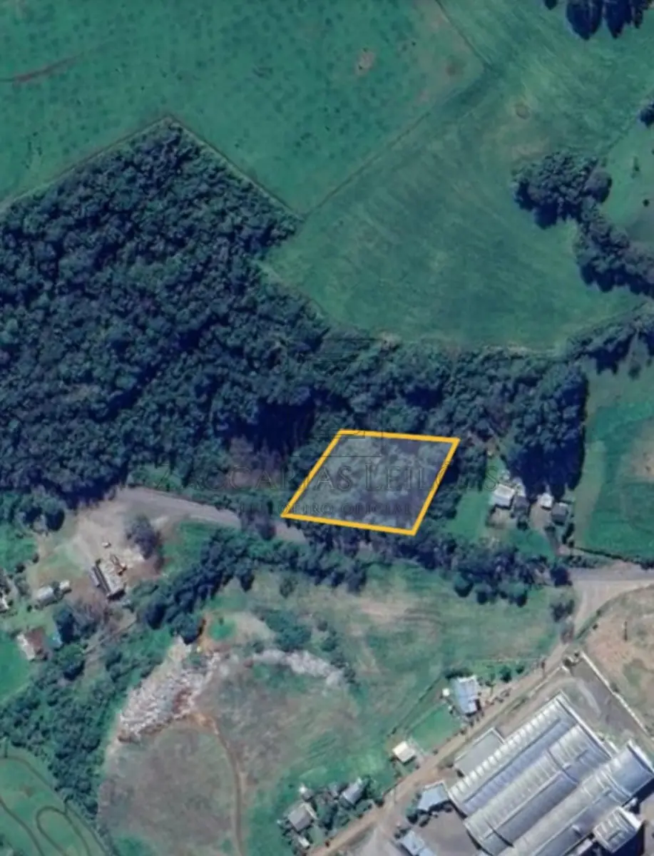 LOTE 001 - Parte ideal de Terras de Cultura do Lote Rural nº 31, situado na Serra do Carreiro, lugar  denominado Barra Seca, no município de Paraí/RS, com área de 5..948,00 m2, dentro do todo maior  com a área superficial de 33.948,00m², (Trinta e três mil novecentos e quarenta e oito metros  quadrados), sem benfeitorias confontando-se: ao NORTE, com terras remanescentes de Arcangelo  Menegat, Dioneia Menegat e Deonisio Dal Pozzo; ao SUL, com terras do lote rural n' 30, dos sucessores  de Jose Coloriti; ao LESTE, com terras de Santo Mezzomo, e ao OESTE, com a RS/324. Matrícula nº  R.14-12.077 do serviço Registral de Casca RS.