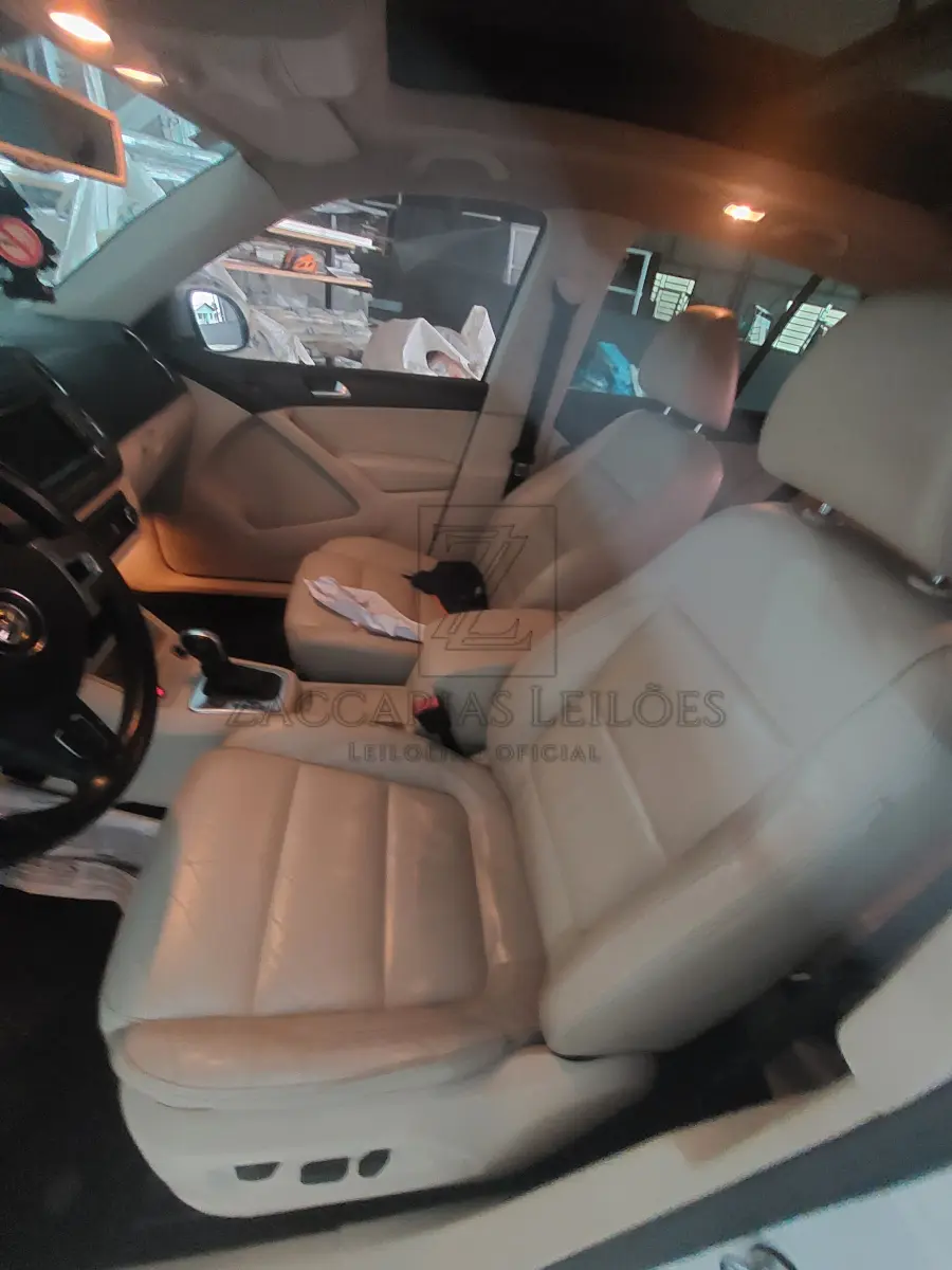 LOTE 005 - Um automóvel da marca VW-VOLKSWAGEN/TIGUAN 2.0 TSI, placas NQJ-1E04, na cor branca,  ano/modelo 2011/2011, RENAVAM 333843916.