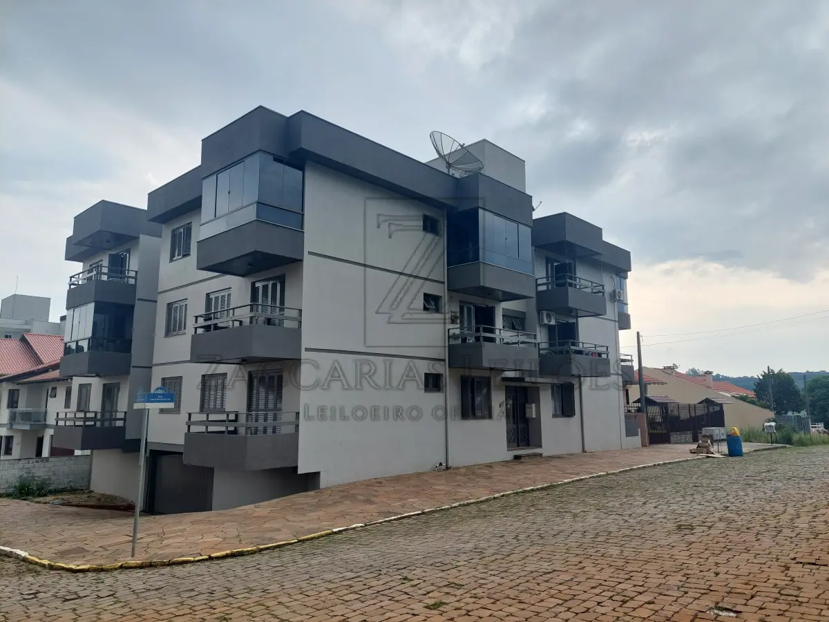 LOTE 001 - Um Apartamento nº 102, do Edifício Residencial Peretti, nº 565, localizado no térreo ou segundo  pavimento, de fundos de quem olha o edificio pela Rua Conselheiro Zottis, com area real privativa de  86,6242m², área real de uso comun de 14,2803m², perfazendo a area real total de 100,9045m²,  correspondendo-lhe nas partes comuns do edificio, indivisiveis e inalienaveis, inclusive no terreno onde o  mesmo se acha edificado, a fração ideal de 0,085390, composto de sala, cozinha, area de serviço,  circulação, dois dormitorios, banheiro social e duas sacadas. O priedio foi edificado no ano de 2006, sobre  o terreno constituido do lote numero 10 da quadra B, do Loteamento Dona Nilda, nesta cidade com a área  de 479,75m², medindo 19,00m de frente ao leste, à Rua Vereador Carlos Prescendo, e 25,24m ao norte, de  frente a Rua Conselheiro Zottis, com quem forma esquina. Matrícula 17.714 do R. I. de Nova Prata RS. De  acordo com o contrato de compra e venda, o apartamento e o box 102 somam o total de 100,9045m² de  área. De modo geral, o apartamento está em bom estado de conservação, porém necessita de alguns  reparos.