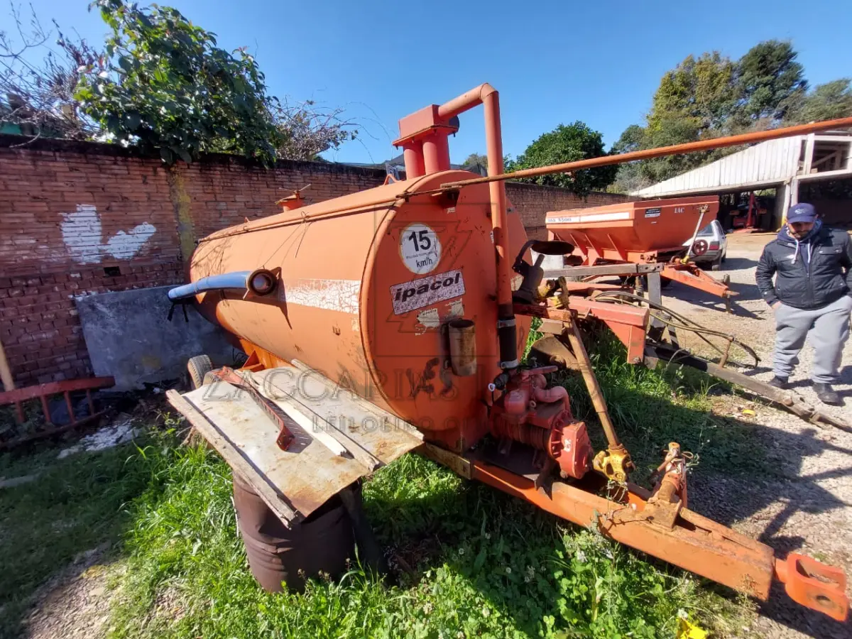 LOTE 010 - Um distribuidor de adubo líquido da marca IPACOL.