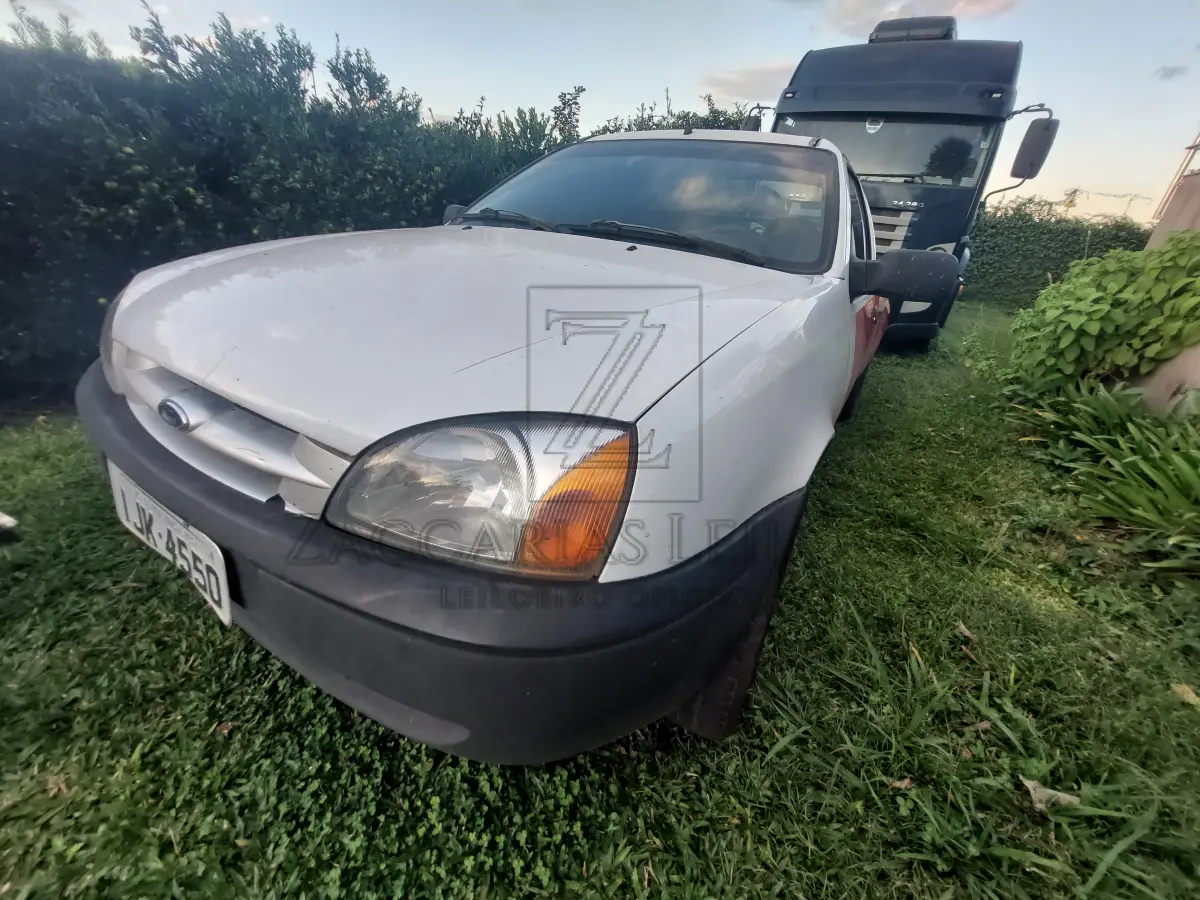 LOTE 001 - Um Veículo marca/modelo: FORD/COURIER 1.6 L, Placa: IJK4550, Ano/modelo: 2000/2000,  Placa: IJK4550, RENAVAM: 733837255, Tipo: Caminhonete, Cor: Prata, Espécie: Carga.