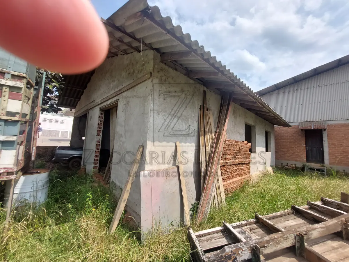 LOTE 003 - IMÓVEL: Fração de 286,64m2 e 50% das benfeitorias (55,00m2 na casa de madeira e 12,50m2 na casa de alvenaria). da matrícula nº 2428, do LIVRO Nº 2 DO REGISTRO DE IMÓVEIS DA COMARCA DE NOVA PRATA. Descrita como: NA PARTE DO LOTE NÚMERO OITO(8), SITO NA RUA SILVÉRIO ANTONIO DE ARAUJO, EX-PRAÇA DA IGREJA SANTO ANTONIO, esquina com a rua 20 de setembro, ex-travessa, lado par, quarteirão compreendido pelas ruas 20 de setembro ex-travessa do Comercio, Estrada Buarque de Macedo e Silvério Antonio de Araujo, ex-praça da Igreja Santo Antonio da Vila Rio Branco, distrito deste município, com a área de 799,98m² confrontando; AO NORTE, na extensão de 55,00 metros com a rua 20 de setembro, ex-travessa, na direção Este-Oeste; daí na direção norte-sul, por 8,00metros com a rua Silvério Antonio de Araujo, ex-praça da Igreja Santo Antonio daí, na extensão de 25,00metros, na direção Oeste-Leste, com terras da Sociedade Bochófila Rio Branco, dai, rumo sul, na extensão de 12,00metros, ainda com terras da Sociedade Bochófila Rio Branco; daí rumo Oeste-este, na extensão de 30,00 metros, com terras de Fernando Pocai e daí rumo Norte, na extensão de 20,00 metros com o lote número 1. Com uma casa de madeira em regular estado de conservação e uma pequena casa de alvenaria com duas peças.
