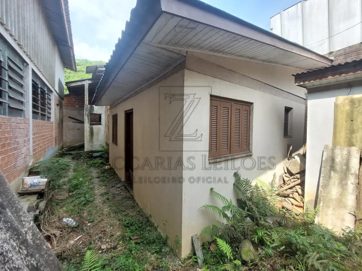 LOTE 003 - IMÓVEL: Fração de 286,64m2 e 50% das benfeitorias (55,00m2 na casa de madeira e 12,50m2 na casa de alvenaria). da matrícula nº 2428, do LIVRO Nº 2 DO REGISTRO DE IMÓVEIS DA COMARCA DE NOVA PRATA. Descrita como: NA PARTE DO LOTE NÚMERO OITO(8), SITO NA RUA SILVÉRIO ANTONIO DE ARAUJO, EX-PRAÇA DA IGREJA SANTO ANTONIO, esquina com a rua 20 de setembro, ex-travessa, lado par, quarteirão compreendido pelas ruas 20 de setembro ex-travessa do Comercio, Estrada Buarque de Macedo e Silvério Antonio de Araujo, ex-praça da Igreja Santo Antonio da Vila Rio Branco, distrito deste município, com a área de 799,98m² confrontando; AO NORTE, na extensão de 55,00 metros com a rua 20 de setembro, ex-travessa, na direção Este-Oeste; daí na direção norte-sul, por 8,00metros com a rua Silvério Antonio de Araujo, ex-praça da Igreja Santo Antonio daí, na extensão de 25,00metros, na direção Oeste-Leste, com terras da Sociedade Bochófila Rio Branco, dai, rumo sul, na extensão de 12,00metros, ainda com terras da Sociedade Bochófila Rio Branco; daí rumo Oeste-este, na extensão de 30,00 metros, com terras de Fernando Pocai e daí rumo Norte, na extensão de 20,00 metros com o lote número 1. Com uma casa de madeira em regular estado de conservação e uma pequena casa de alvenaria com duas peças.
