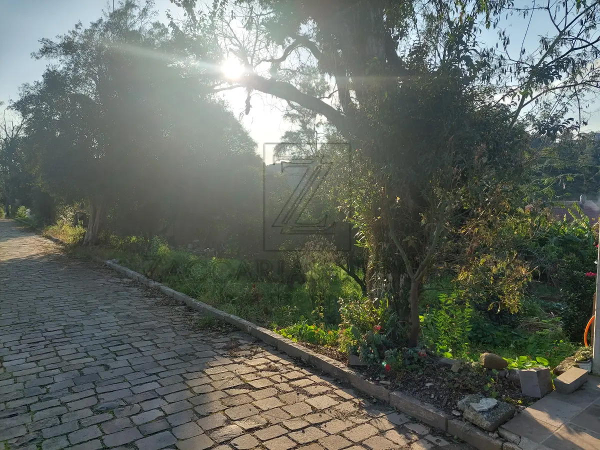 LOTE 001 - Imóvel: 4ª parte do lote rural letra F da Linha Barão do Triunfo, neste município, com área de 375,00m² de terras, com quarta parte no chalet, confinando a área maior: ao norte, com terras do mesmo lote letra F dos vendedores ou que foram de Roberto C. Simonato; ao sul, com o lote letra G; ao leste, com terras do mesmo lote letra F do vendedor ou que foram de Roberto C. Simonato, e ao oeste, com a Estrada Geral nova, nos termos da escritura pública de Compra e Venda, lavrada por Saul S. Santos em 08 de julho de 1958, que citou como origem a transcrição do Livro 3/R nº 14.405 lançada a transcrição em 13 de outubro de 1967, com as condições de “estilo”, tudo conforme Matrícula nº 20.351 no Registro de Imóveis.